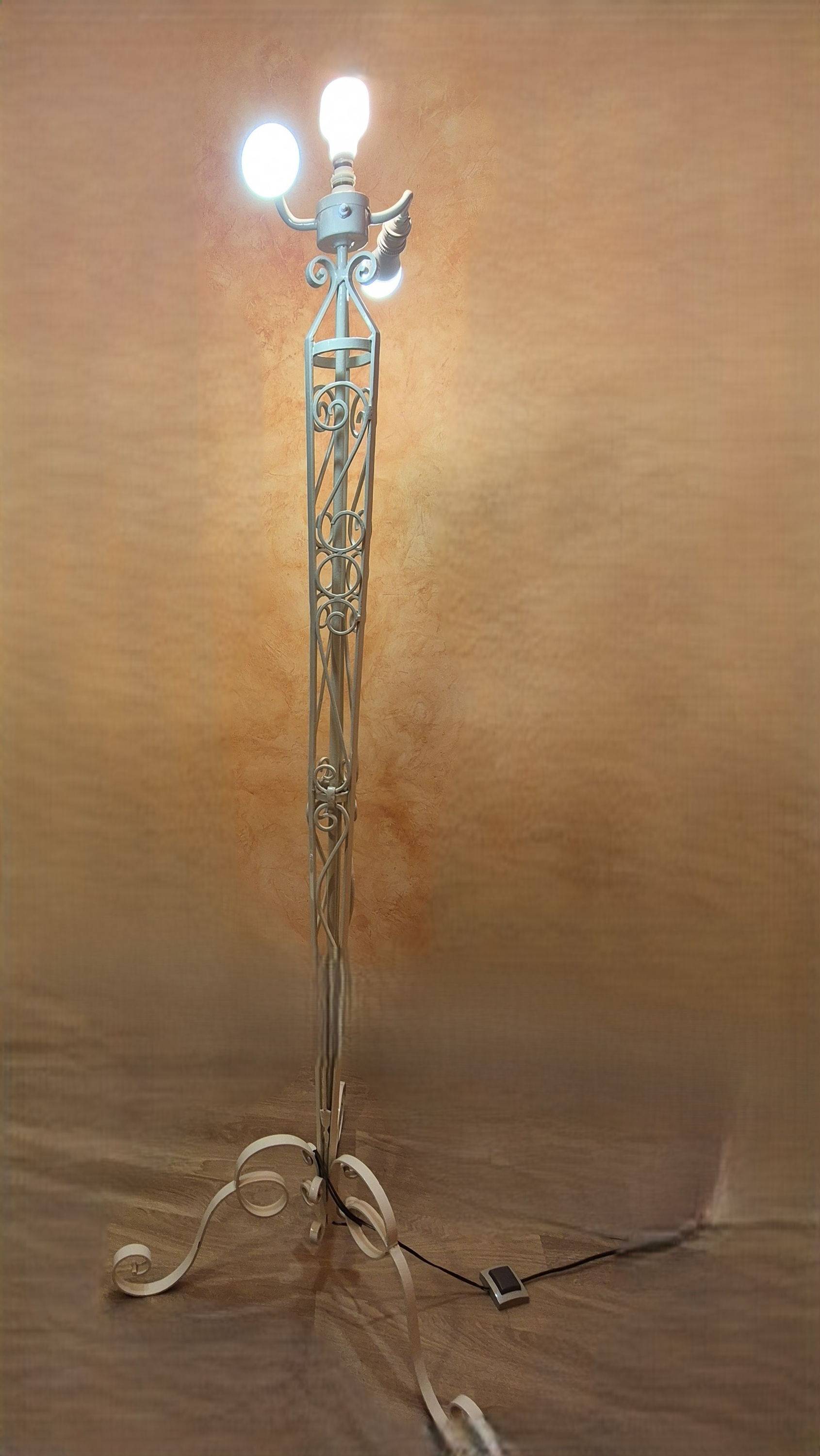 LAMPADAIRE TRIPODE en FER FORGE ANNEES 40-50 FAIT MAIN avec VOLUTES en TBEG