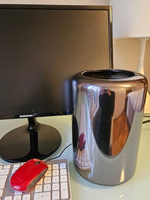 Vends Apple Mac Pro 2013 - 3.0 GHz/8 coeurs/32 Go RAM/1 To SSD plus écran Samsung, clavier et souris