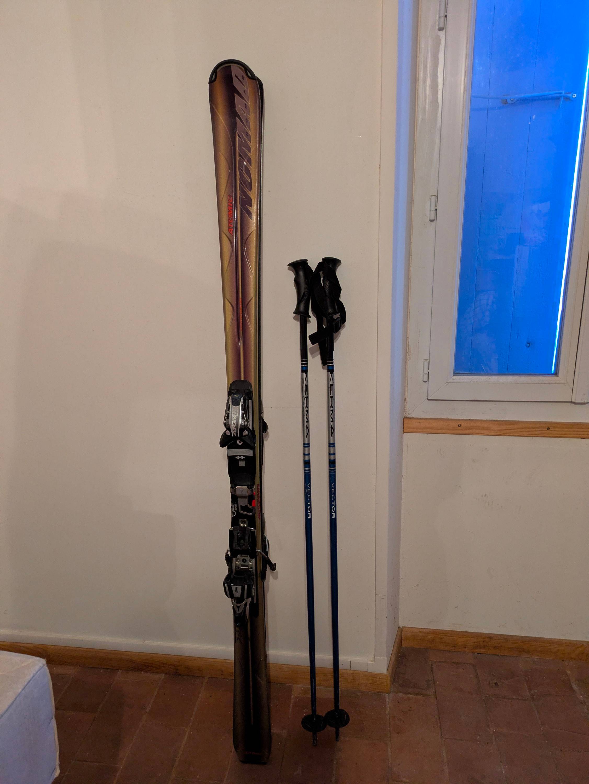 Vends paire de skis adultes Atomic et bâtons