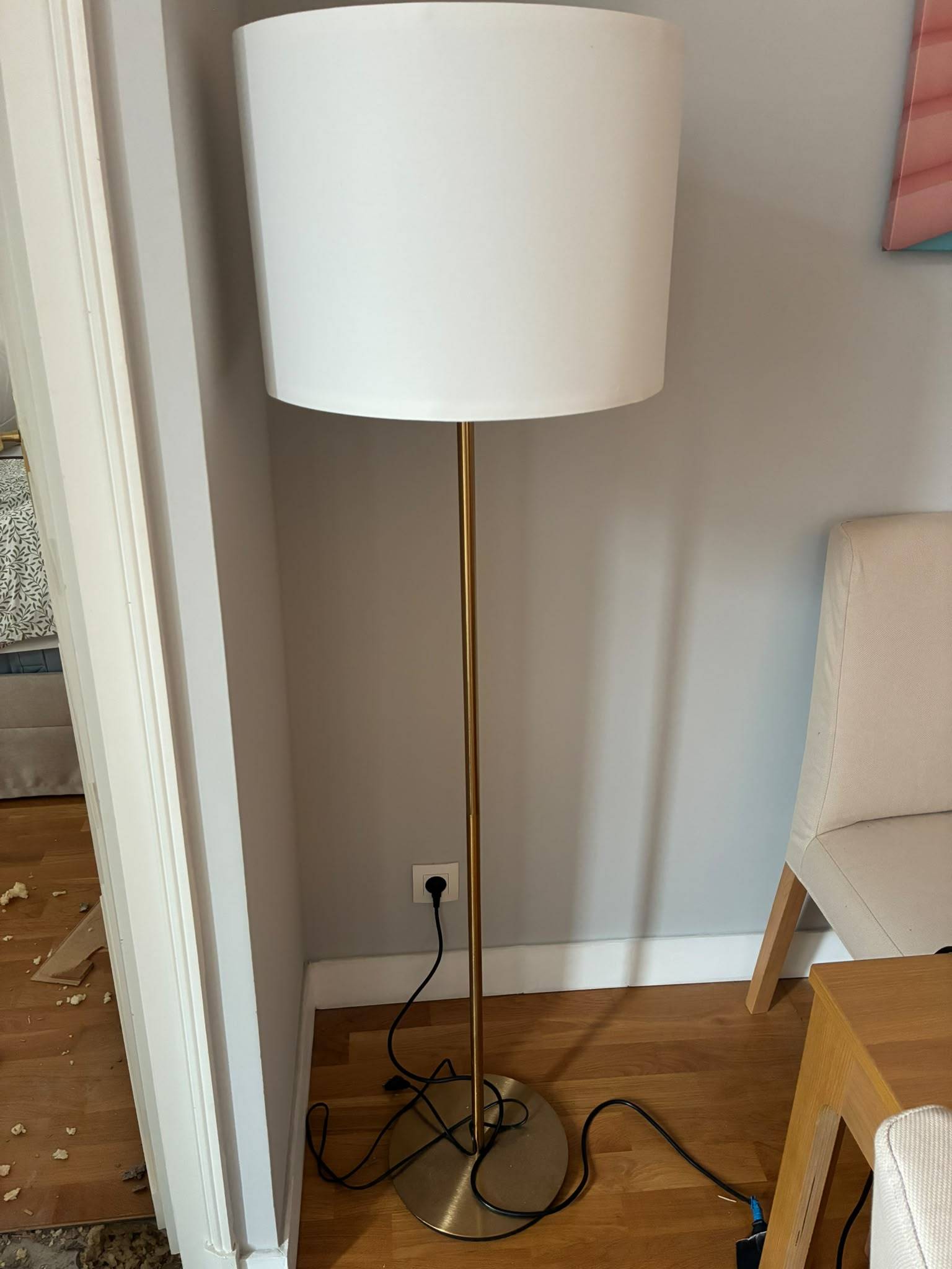 Vends lampadaire Ikea ÅRSTID - pied laiton, abat-jour blanc - très bon état
