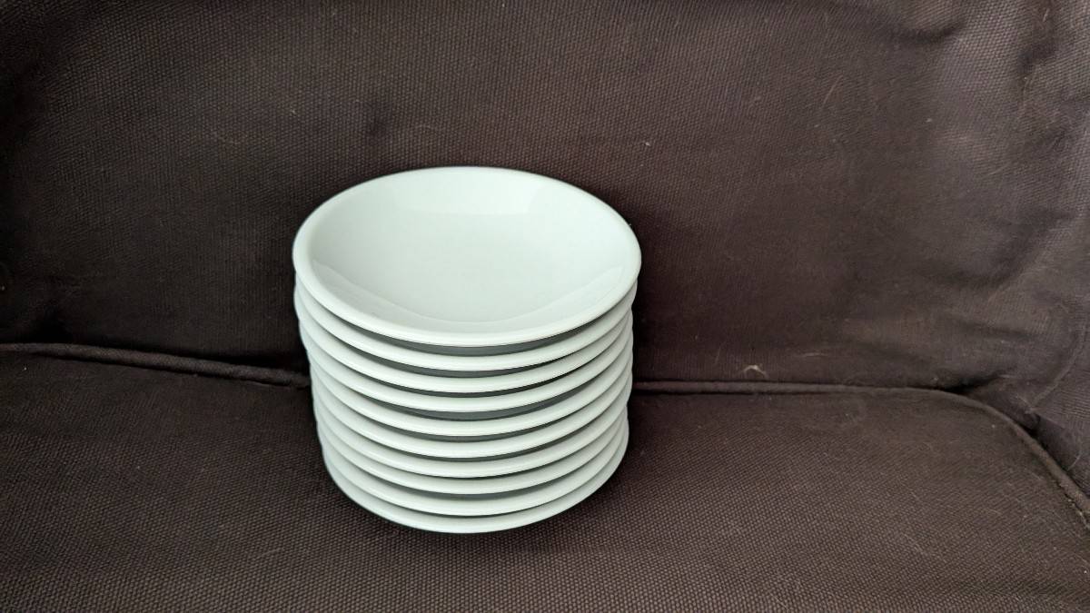 10 coupelles ou petites assiettes blanches pour sauce ou poser du pain