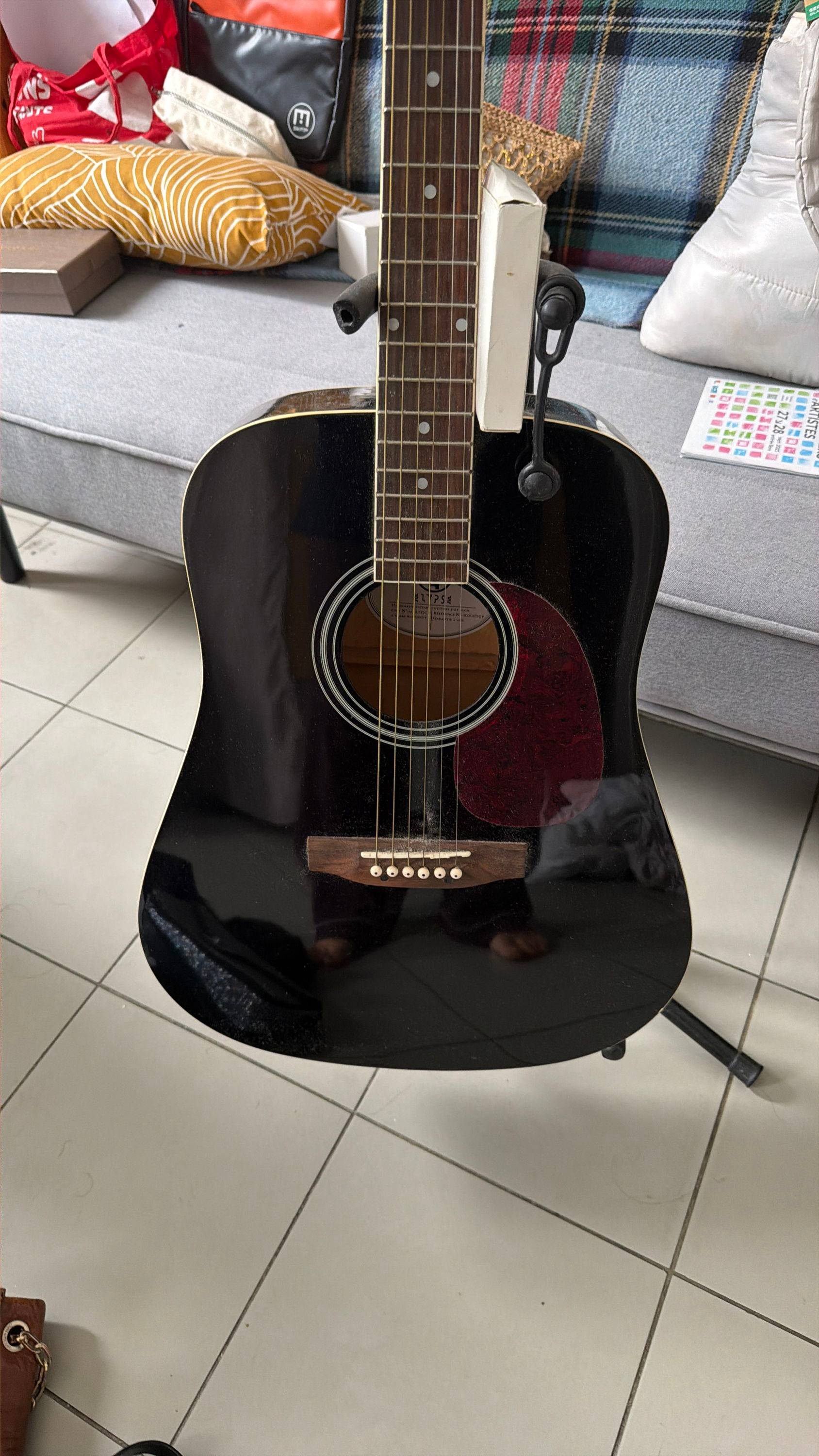 Vends guitare Elypse noire neuve avec accessoires complets