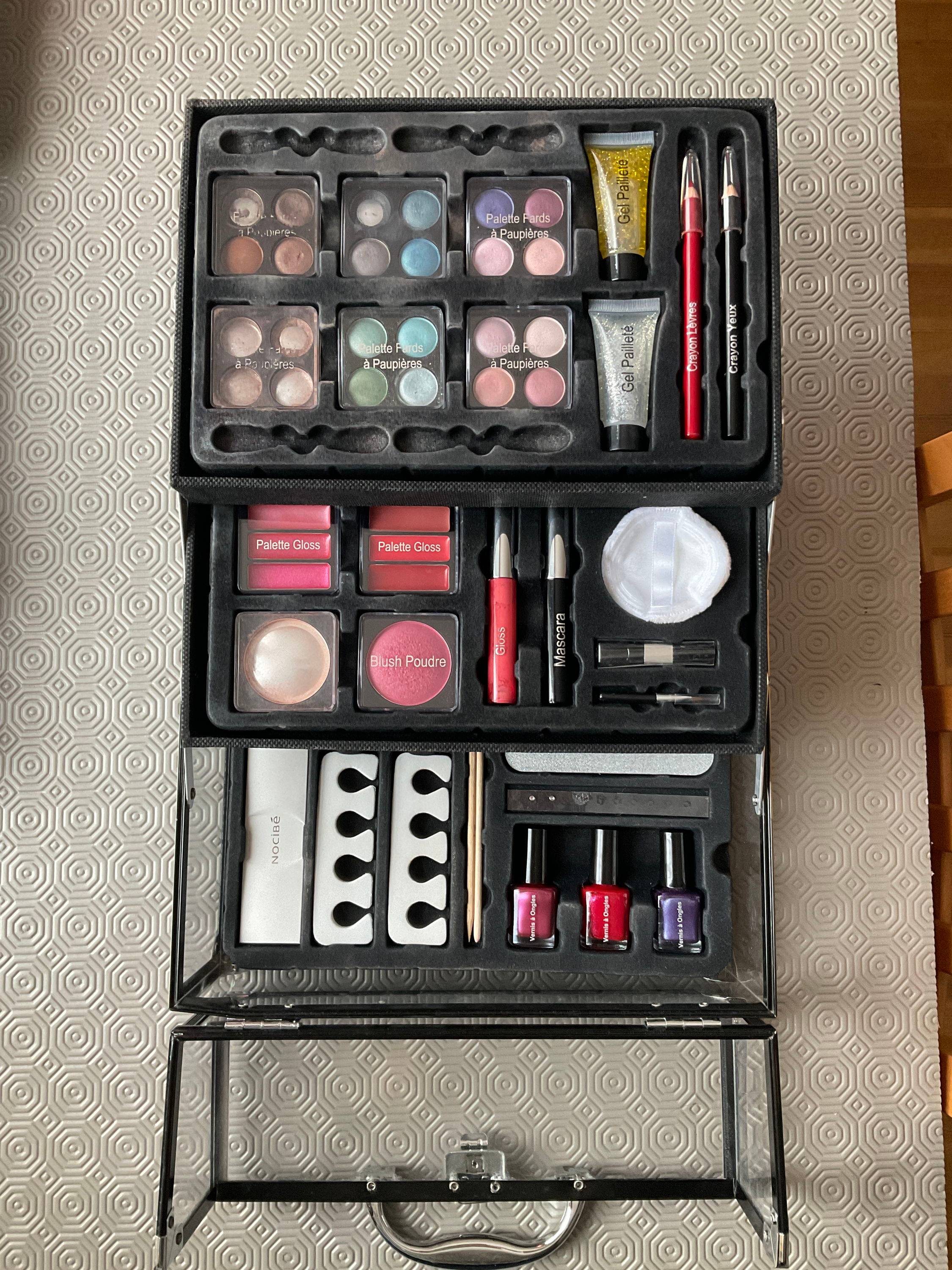 Vends grande valise de maquillage
