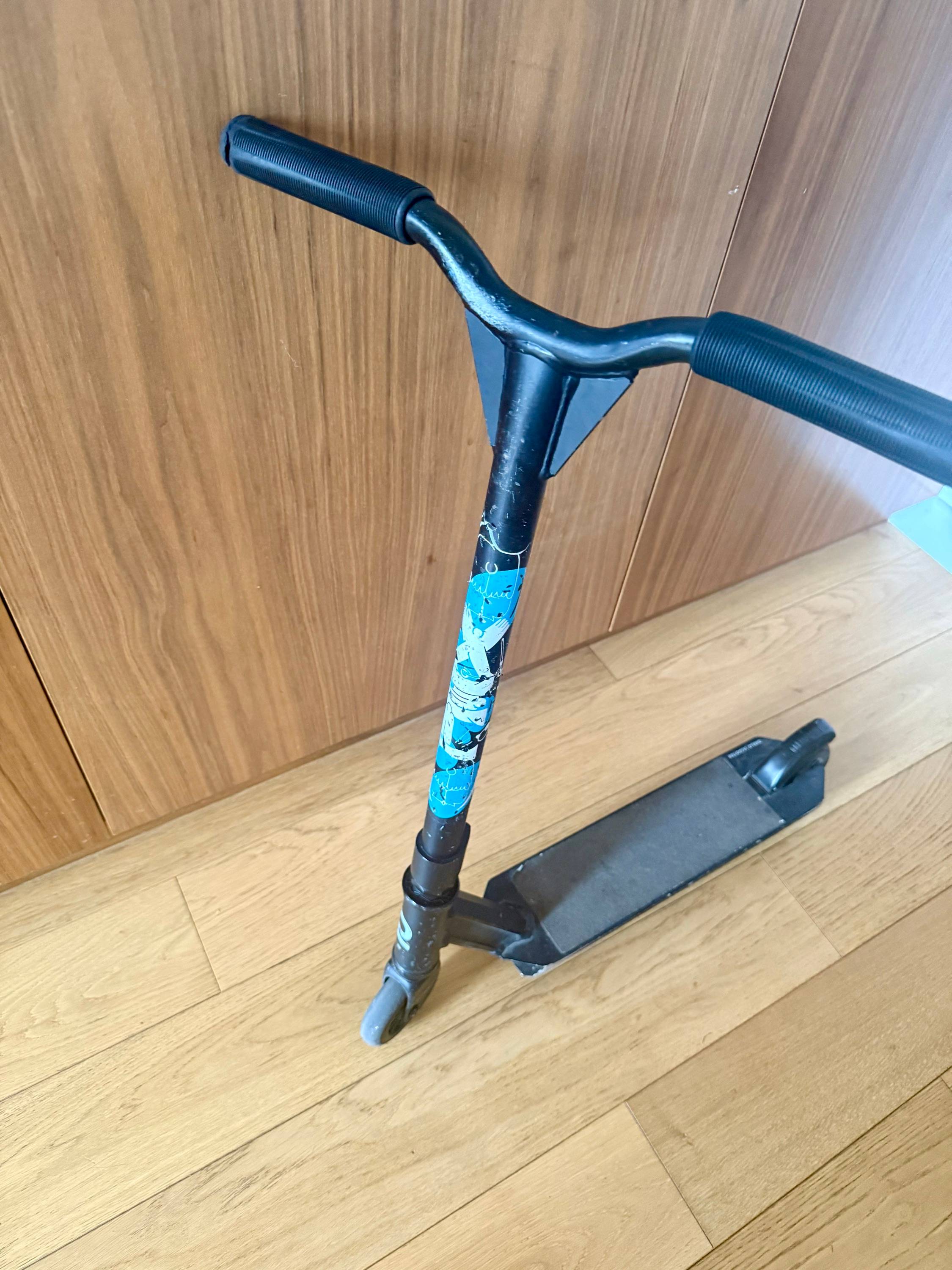 Vends trottinette freestyle enfant noire et bleue