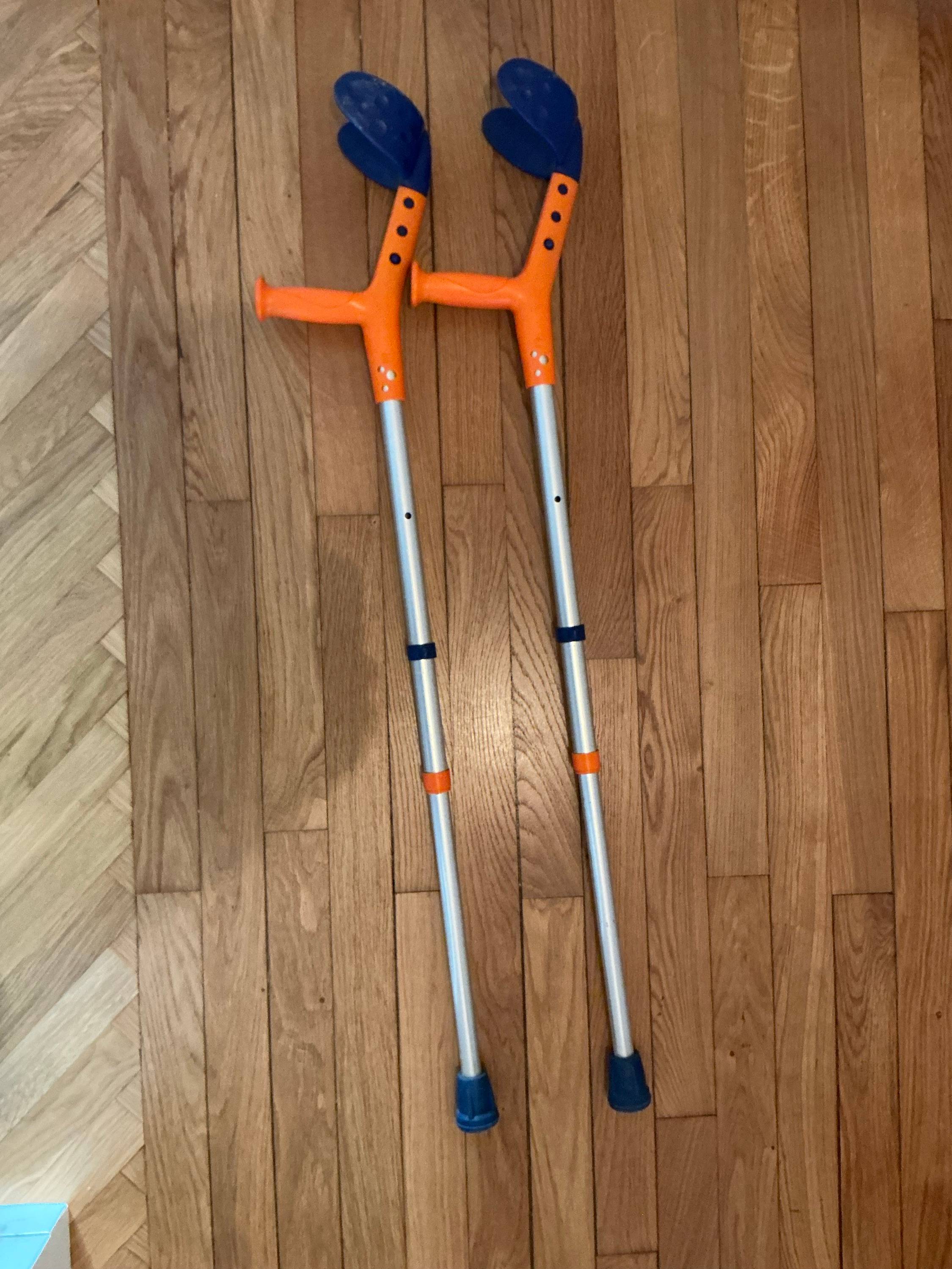 Vends paire de béquilles réglables pour enfant