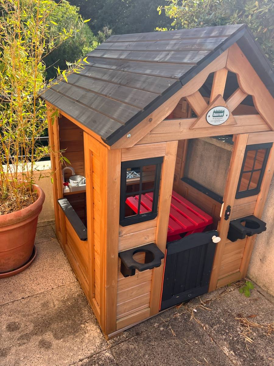 Vends une maisonnette de jardin (ou terrasse) pour enfants jusqu’à 7/8 ans - très bon état