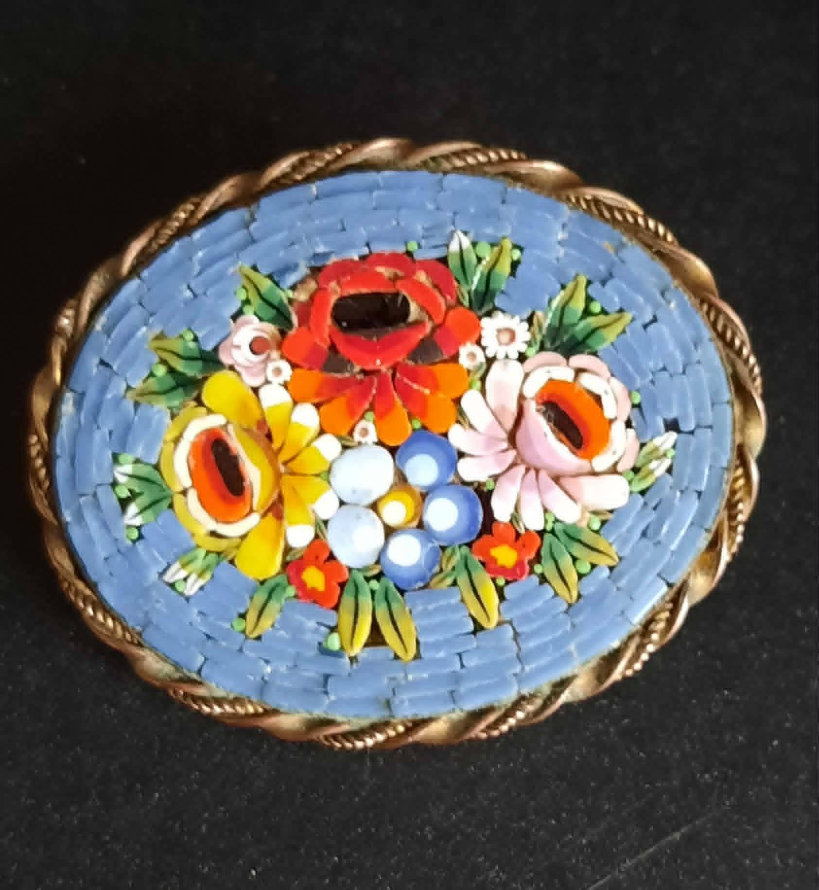 Vends grande broche florale italienne micro-mosaïque, métal doré vintage