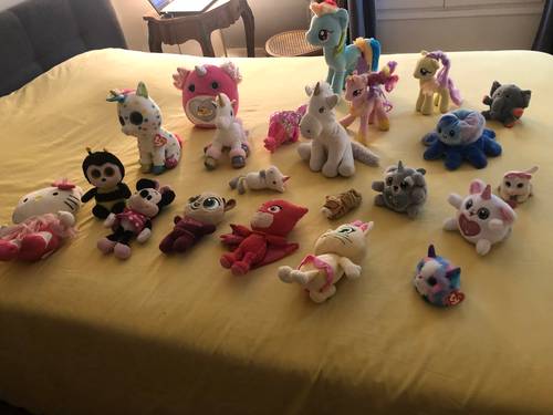 Vends lots de peluches en parfait état licornes, personnages héros de dessins animés et doudous comme goodies