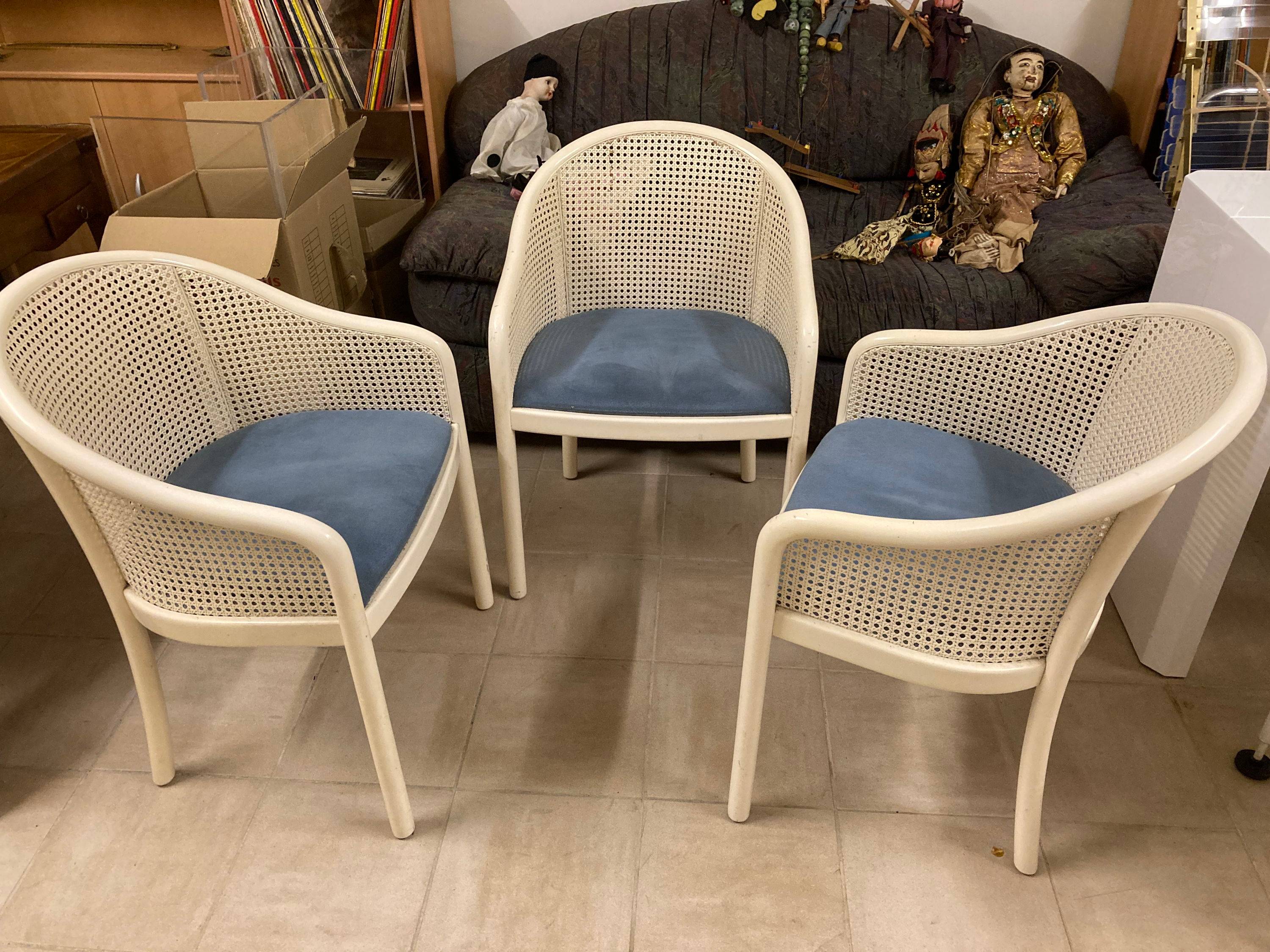 Vends 4 chaises en bois laqué blanc, cannage blanc et assises en alcantara bleu