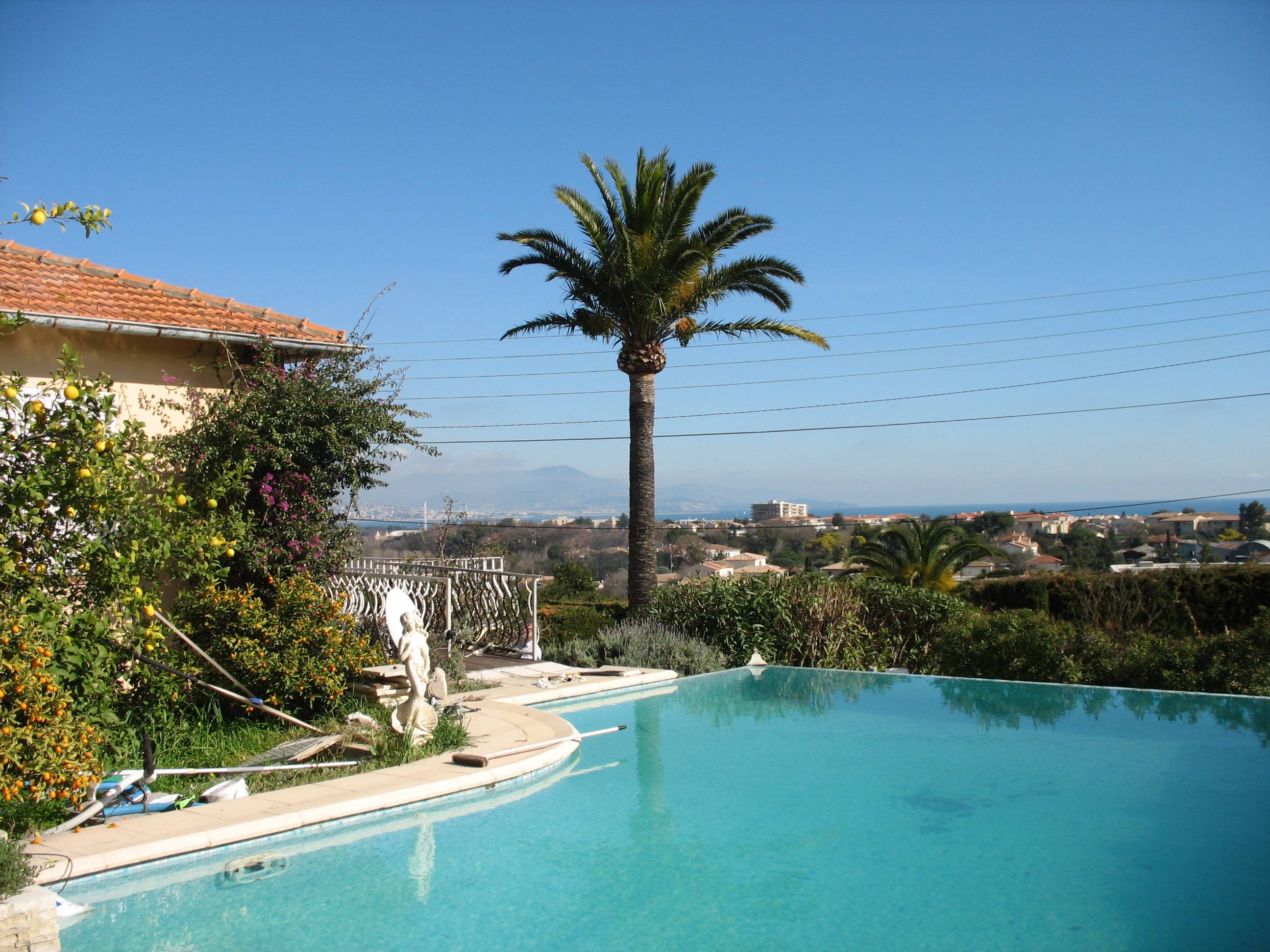 Loue appartement à Antibes dans le jardin de notre villa avec piscine - 2 couchages