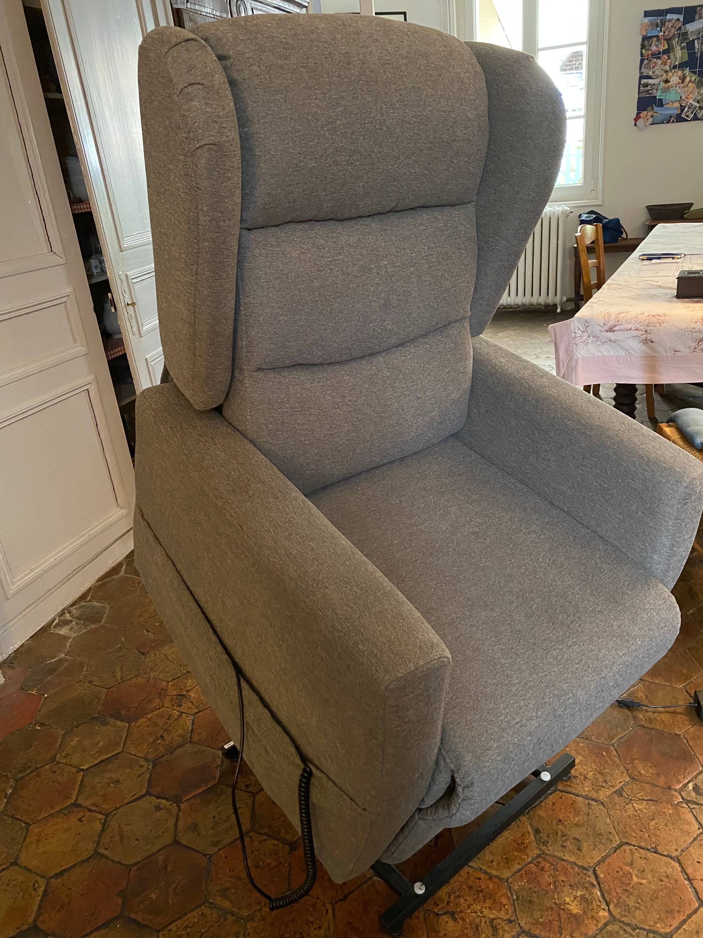 Vends fauteuil grand confort avec repose-jambes et releveur électrique