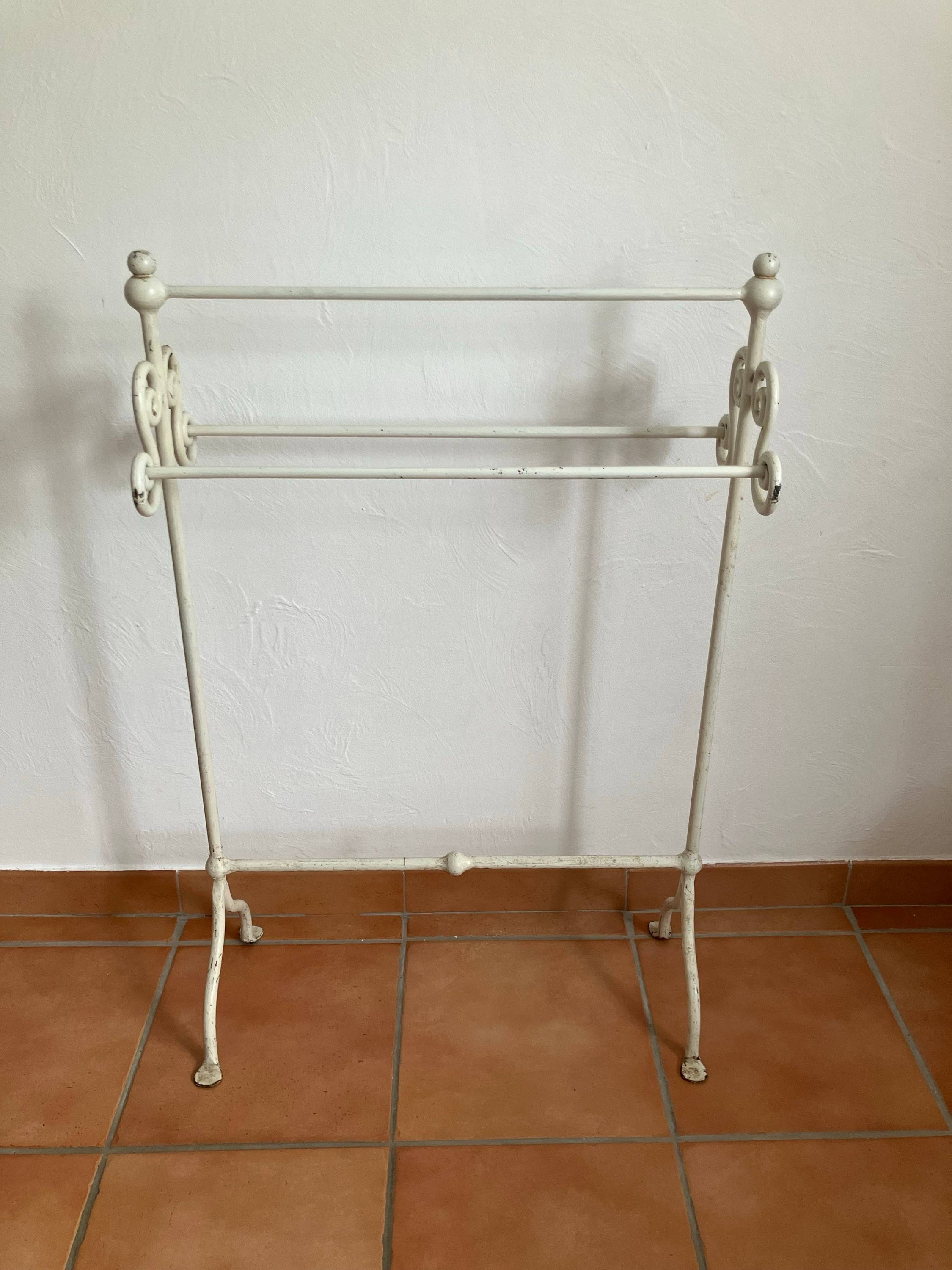 Vends porte-serviettes vintage en fer forgé sur pieds
