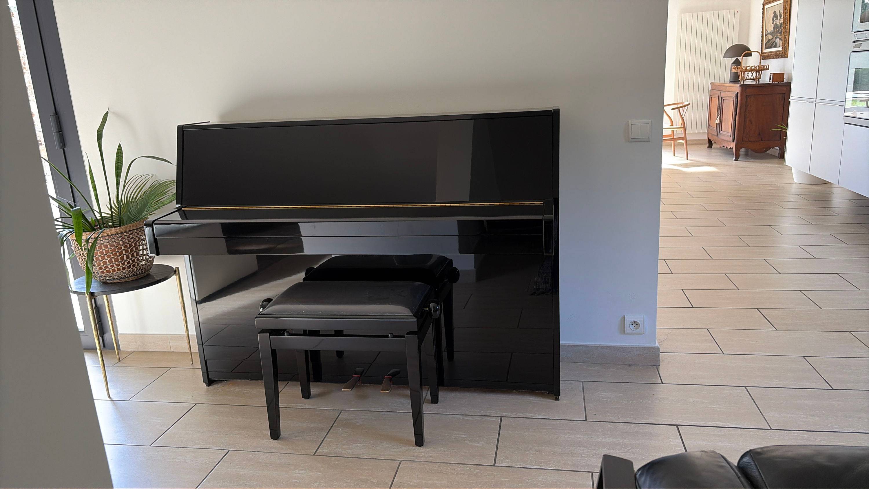 Vends piano Yamaha E 108, fabriqué au Japon, laqué noir, très bon état