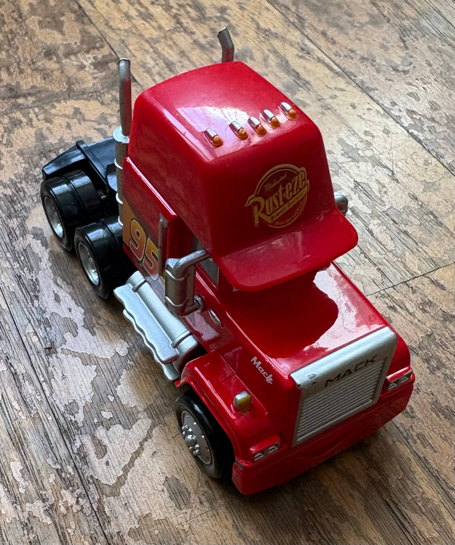 Vends petit camion dépanneuse voiture Cars neuf