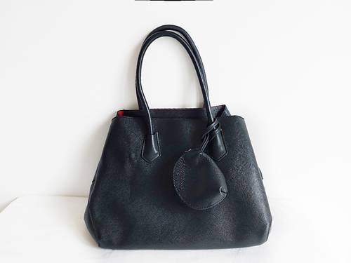 Vends sac à main noir rigide imitation cuir