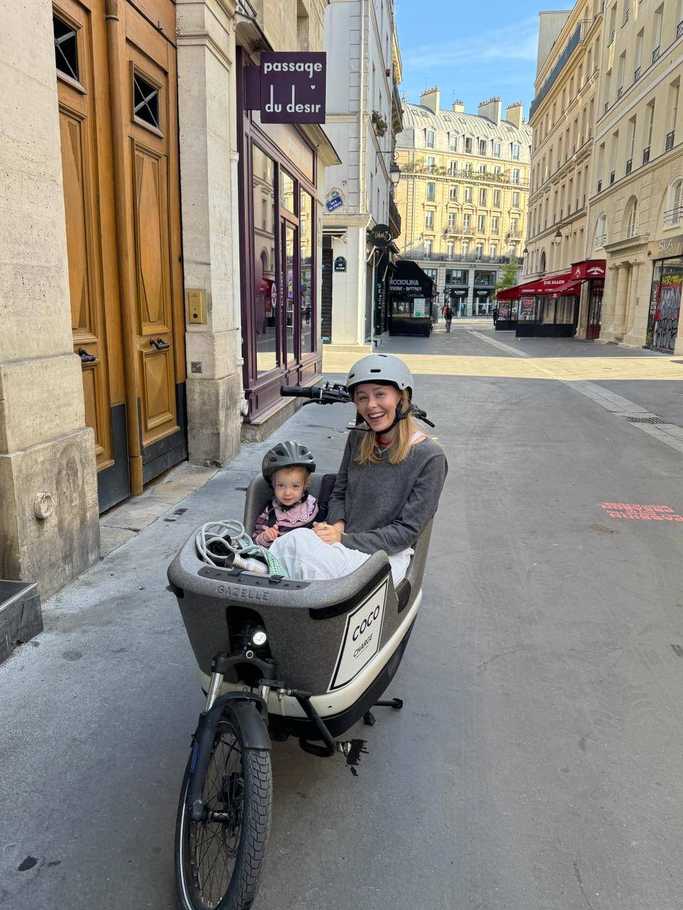 Loue vélo cargo électrique Gazelle Makki, tout équipé, tente, 2 bancs, 3 places enfant ou 1 adulte
