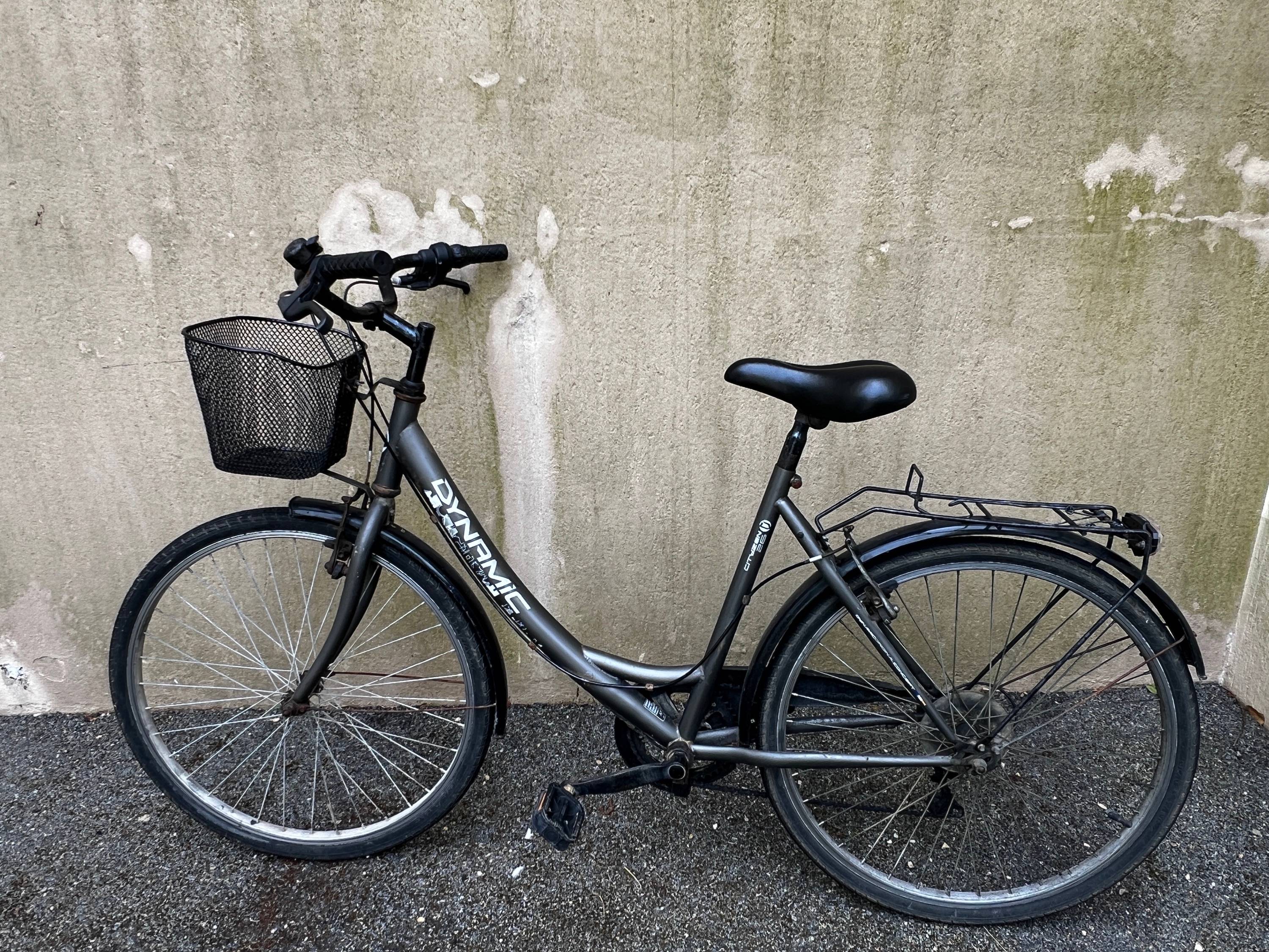Vends vélo avec panier, casque et antivol