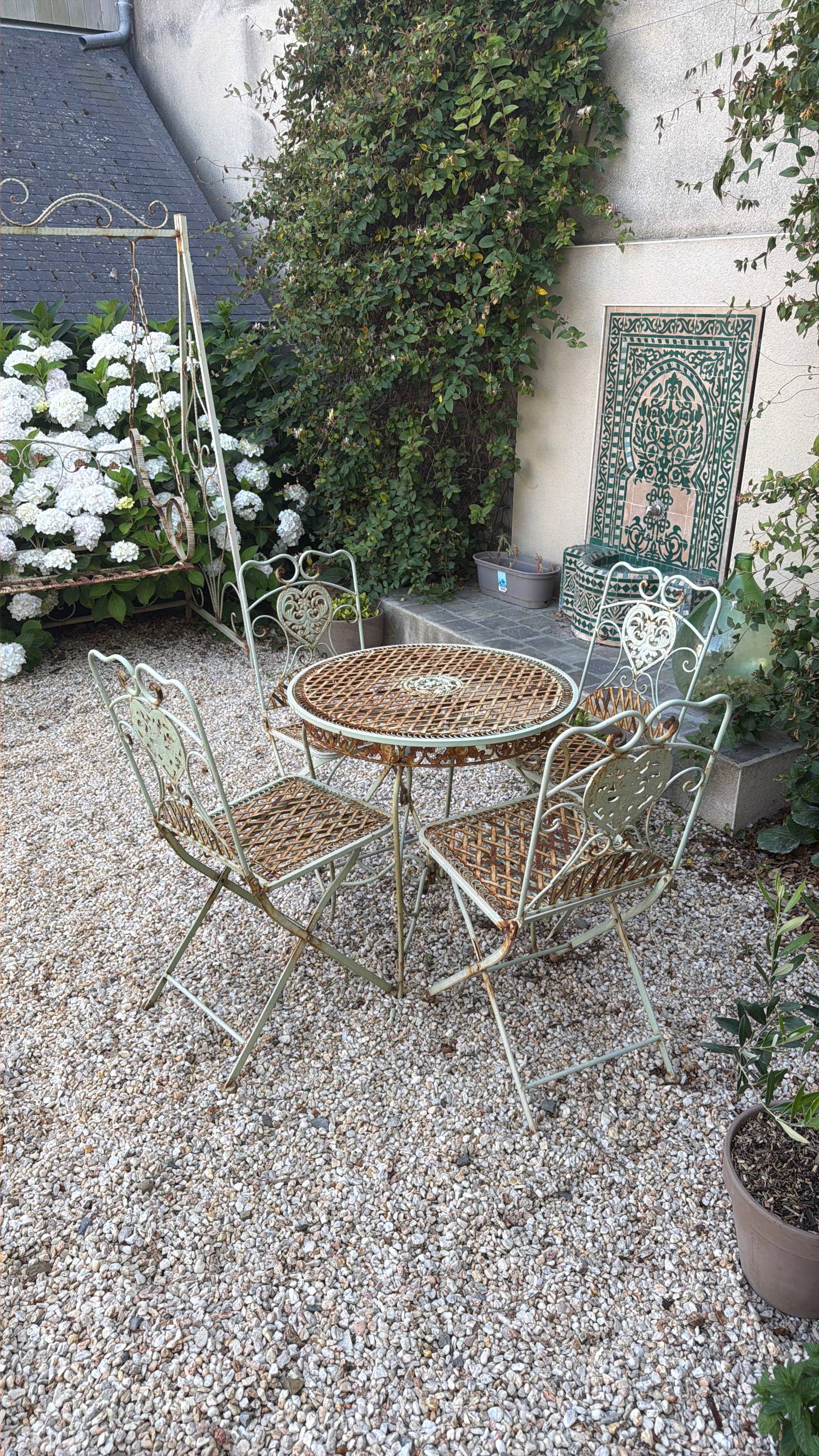 Vends ensemble balancelle de jardin, table et 4 chaises en fer forgé, région de la Baie du Mont Saint-Michel