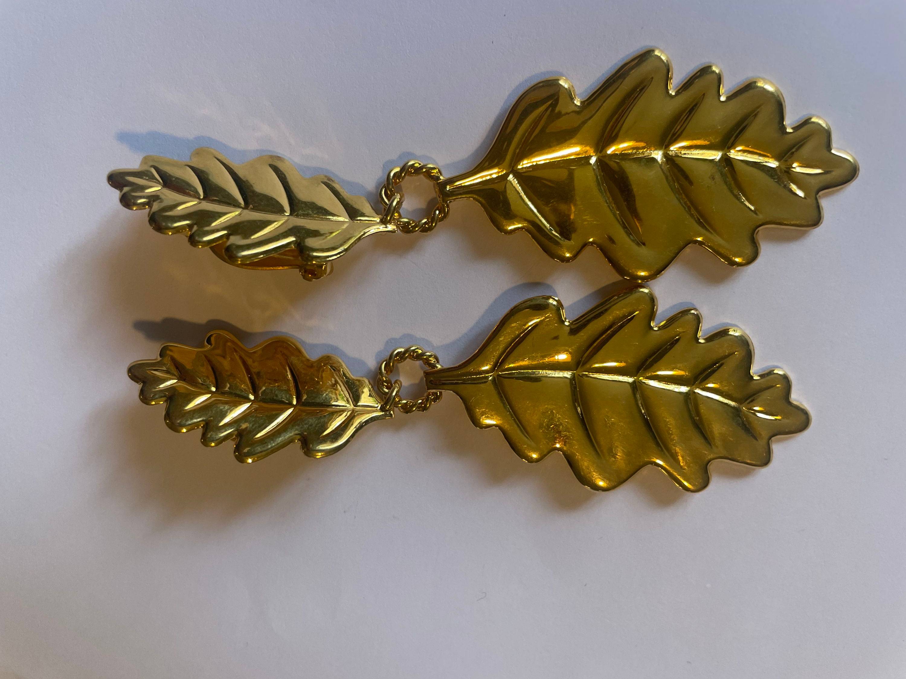 Vends clip doré feuille chêne avec pendentif feuille Ines de la Fressange