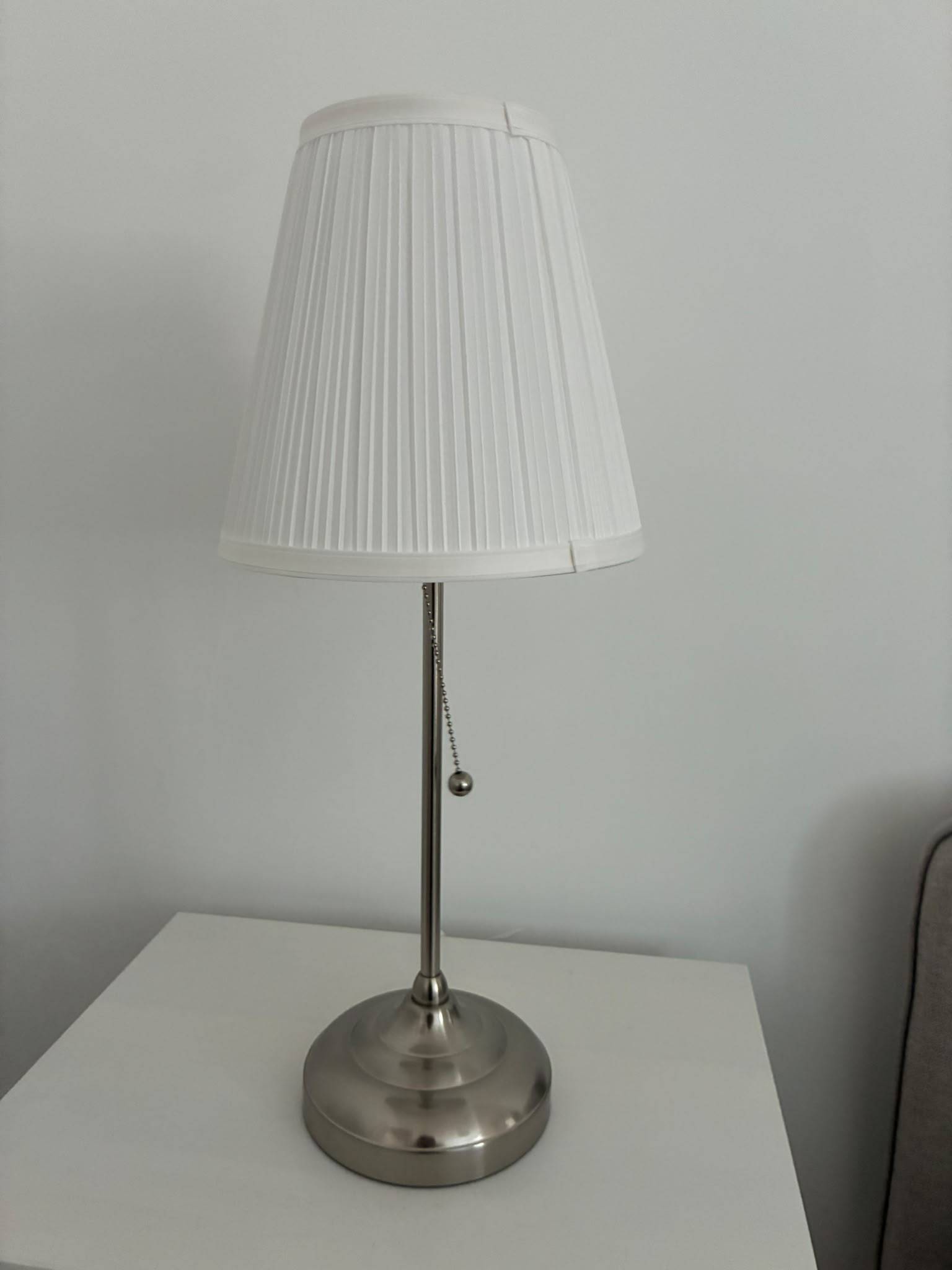 Vends 2 lampes de chevet IKEA ÅRSTID - nickel, abat-jour plissé blanc