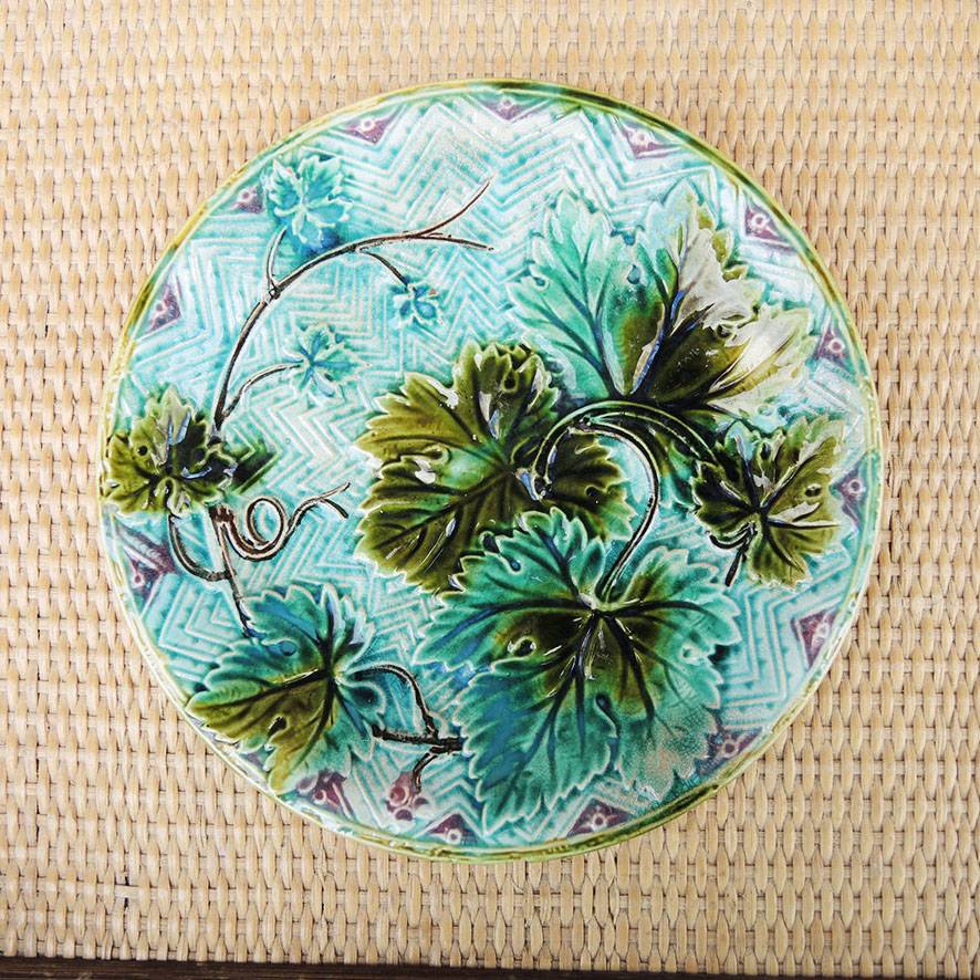 Ancienne Assiette en Barbotine : Feuille