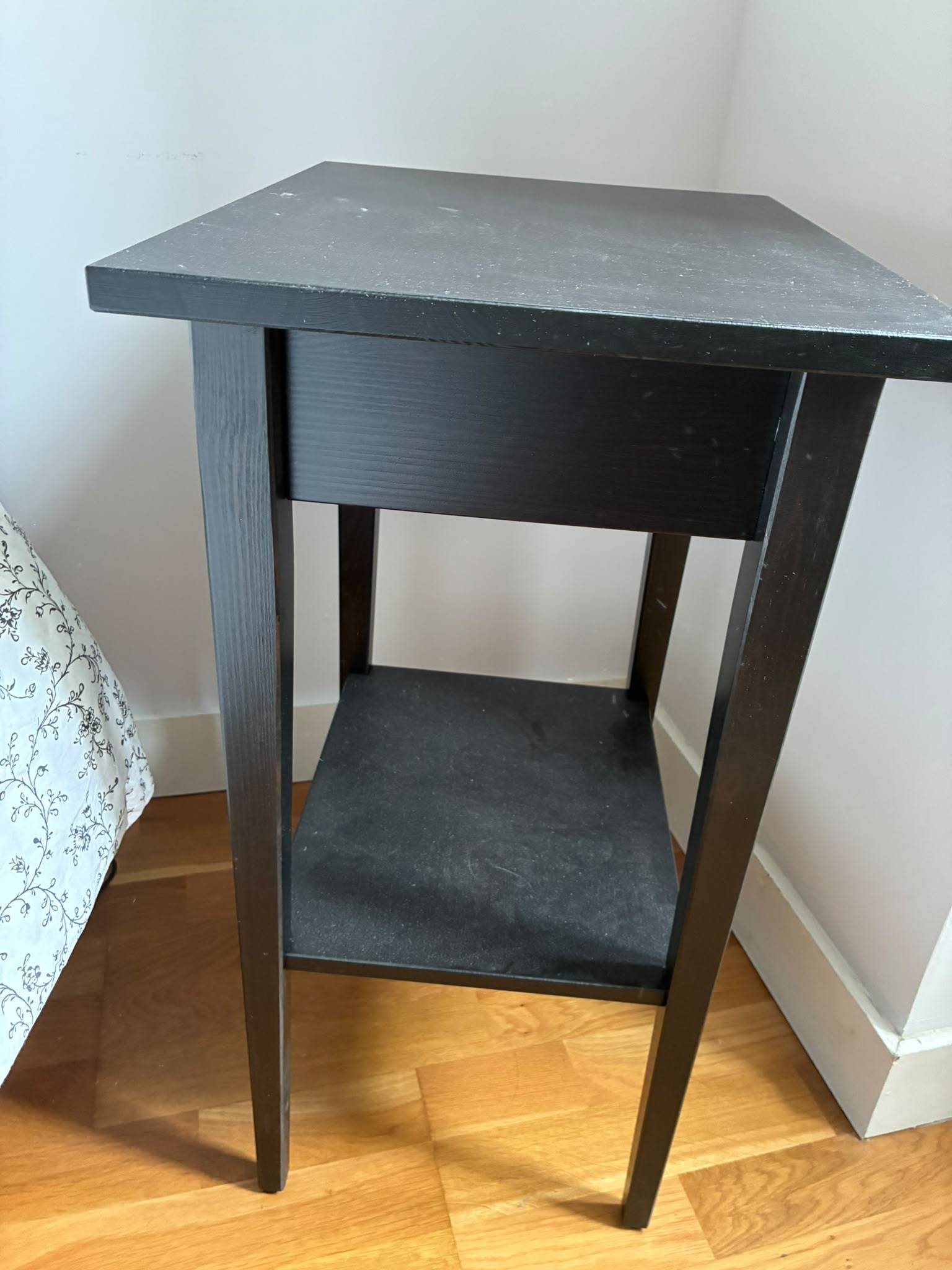 Vends 2 tables de chevet IKEA HEMNES brun-noir - 1 tiroir + tablette