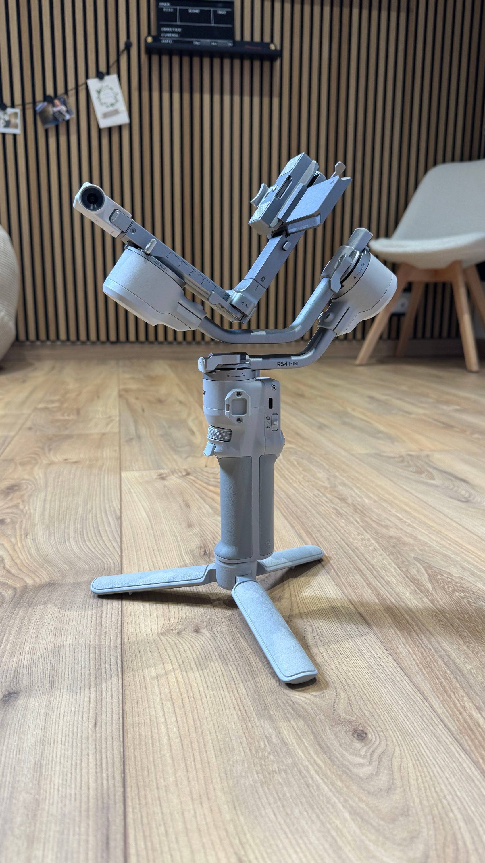 Vends DJI RS 4 Mini Combo comme neuf, acheté juin 2025, complet + housse rigide offerte