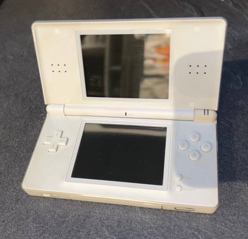 Vends console DS Nintendo Lite 2007 et 3 jeux