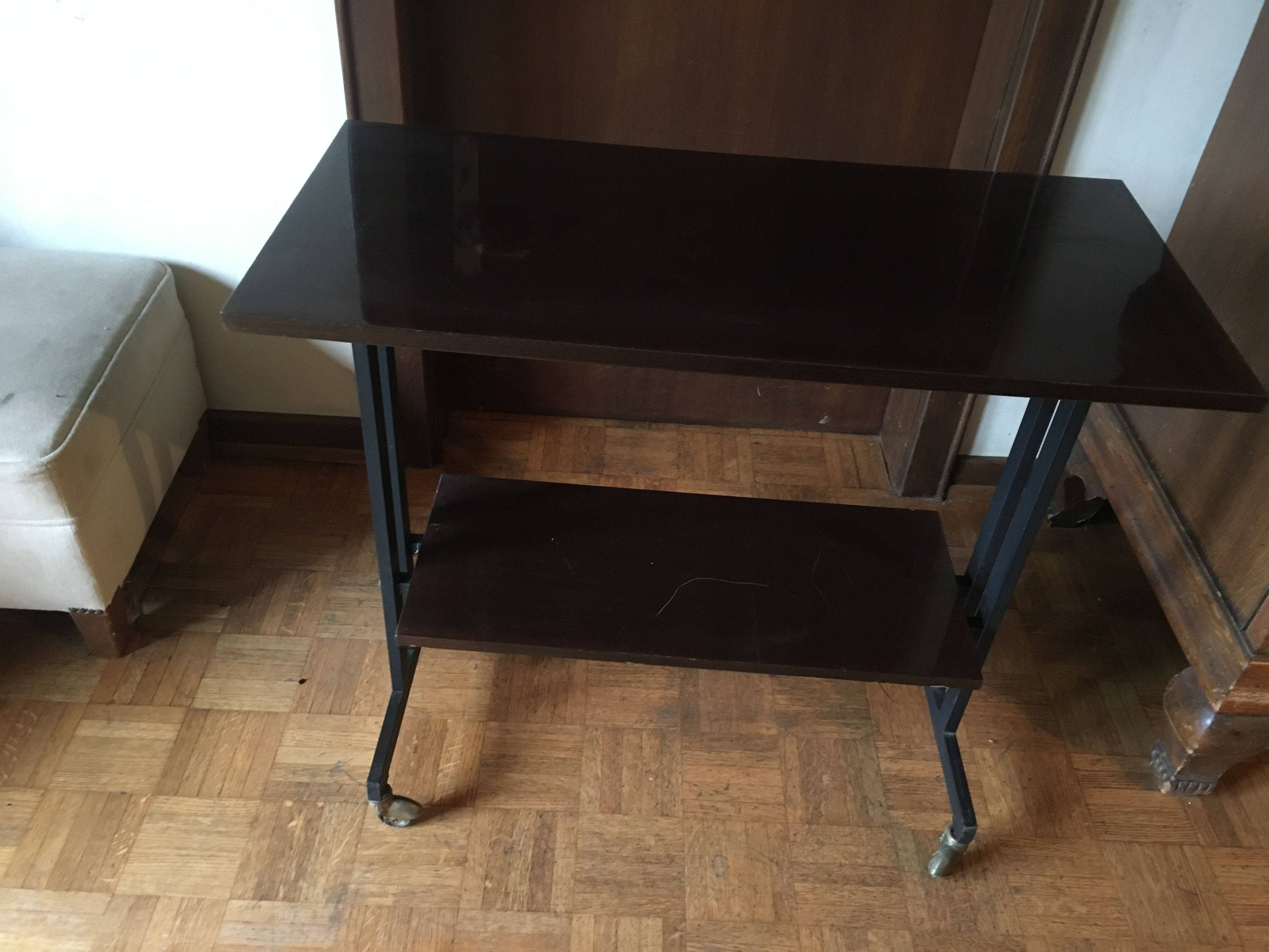 Vends table à roulettes avec 2 plateaux pour poser télé ou autre