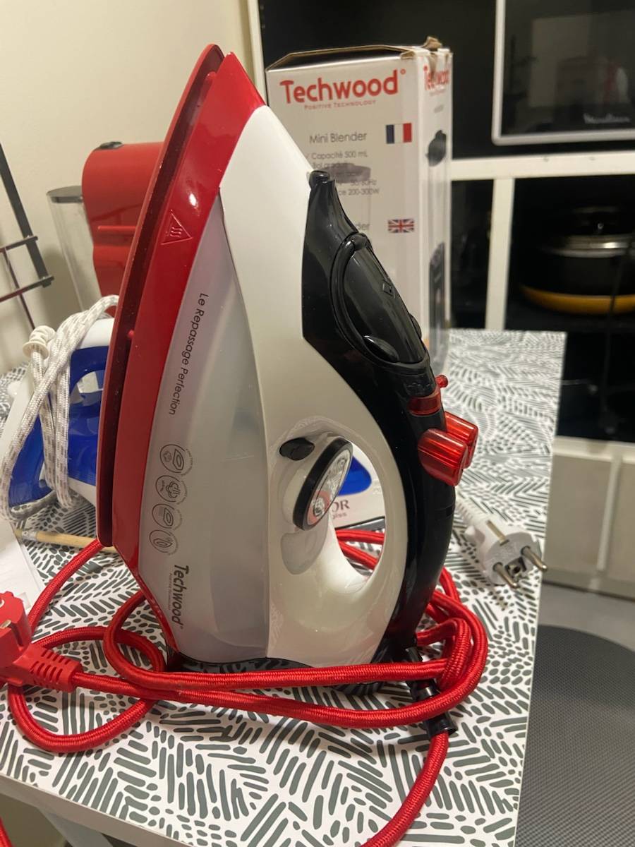 Vends fer à repasser Techwood 2405C
