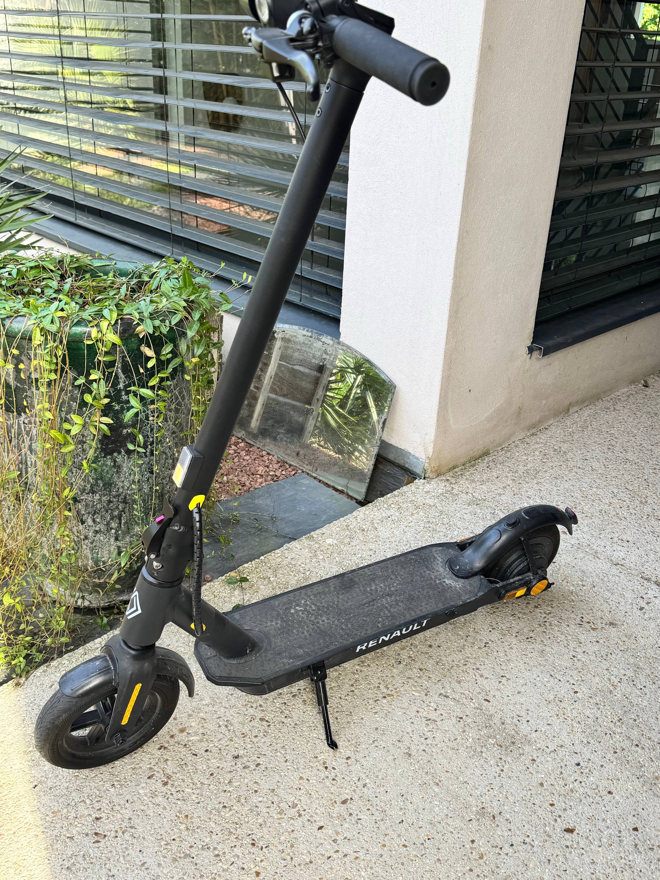 Vends trottinette électrique Renault quasi neuve