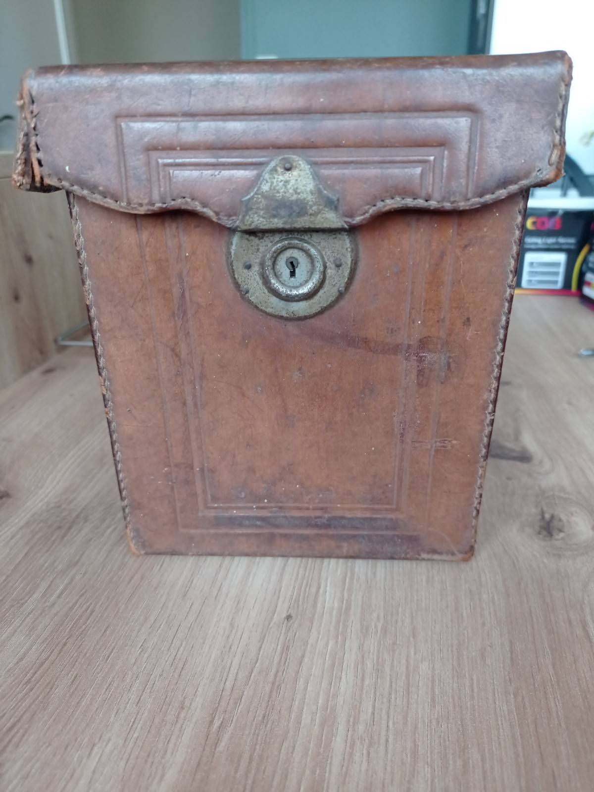 Pour collectionneur : Etui rigide en cuir pour appareil photo