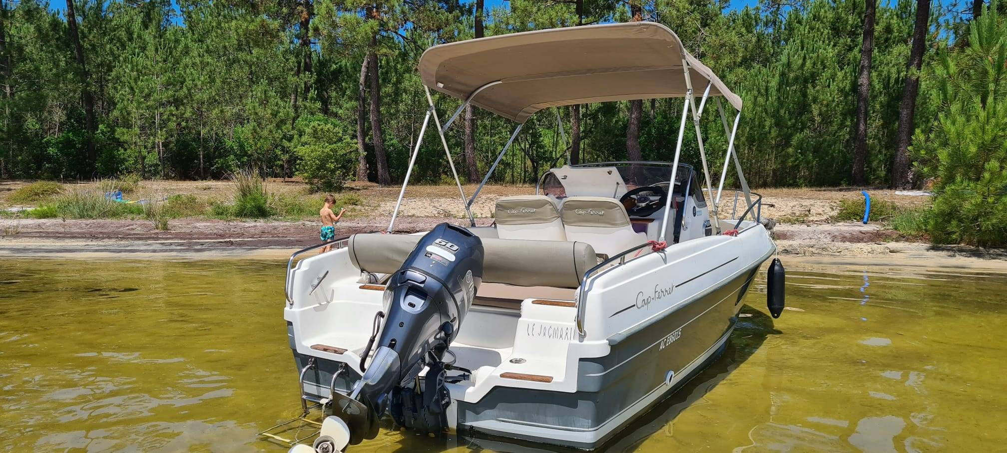 Vends bateau à moteur