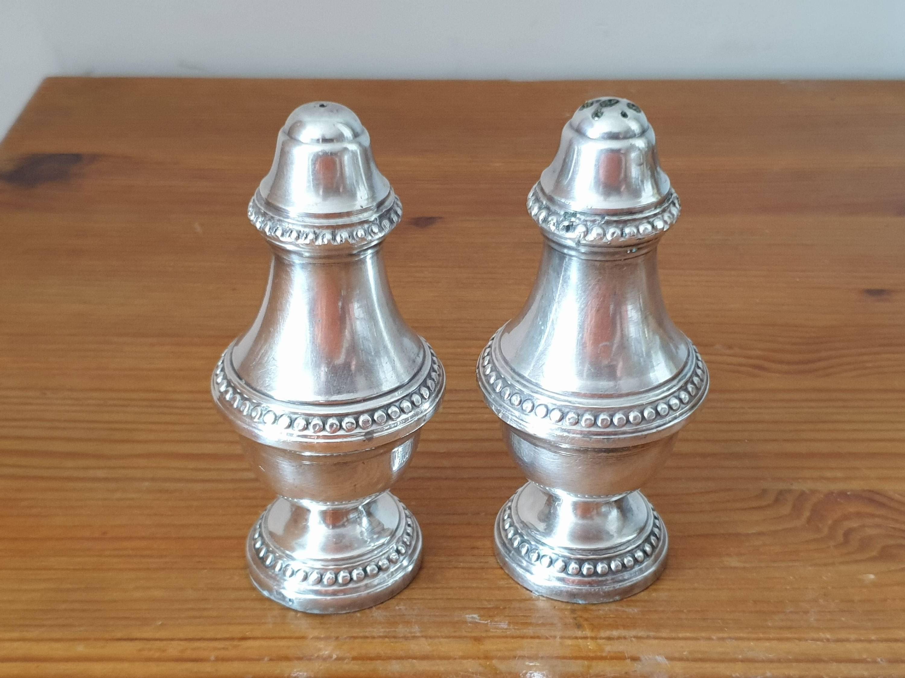Salière poivrière anciennes en métal argenté forme balustre frise perlée poinçonné 4x10 cm