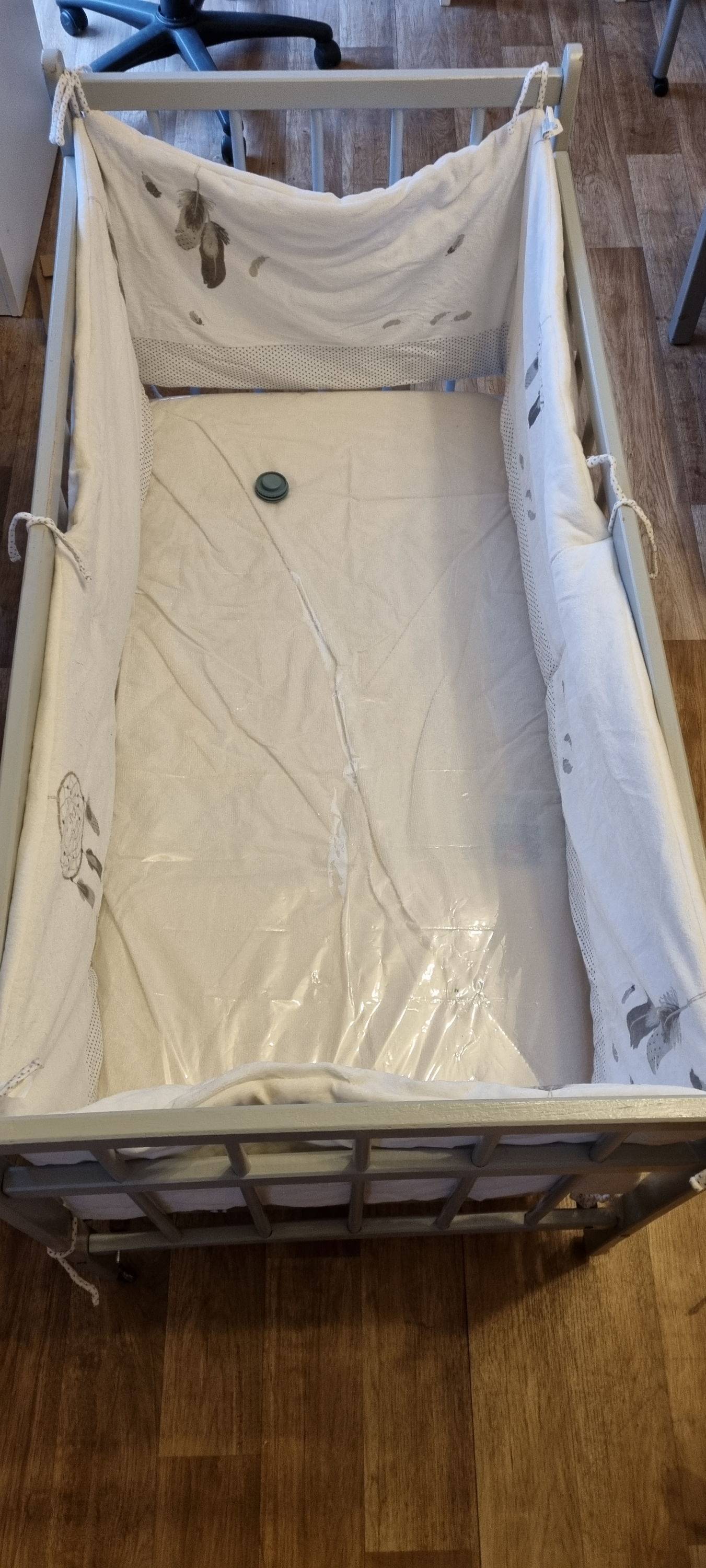 Vends lit bébé sur roulettes