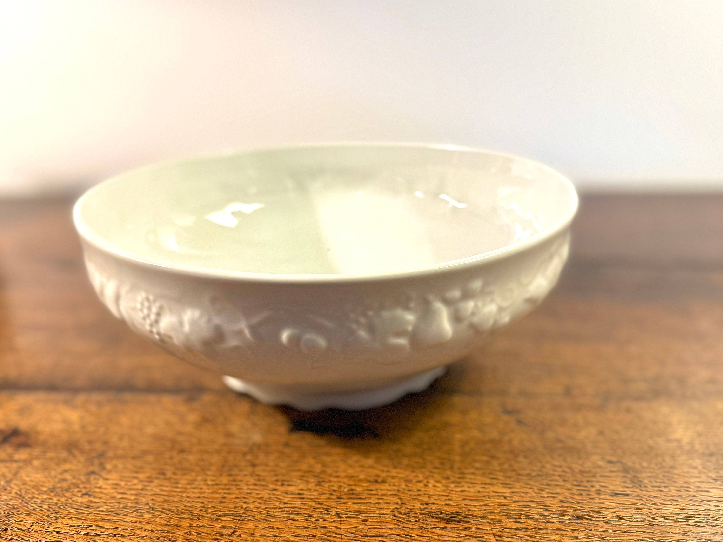 Vends plat creux / saladier en porcelaine blanche ornée de délicats reliefs décoratifs
