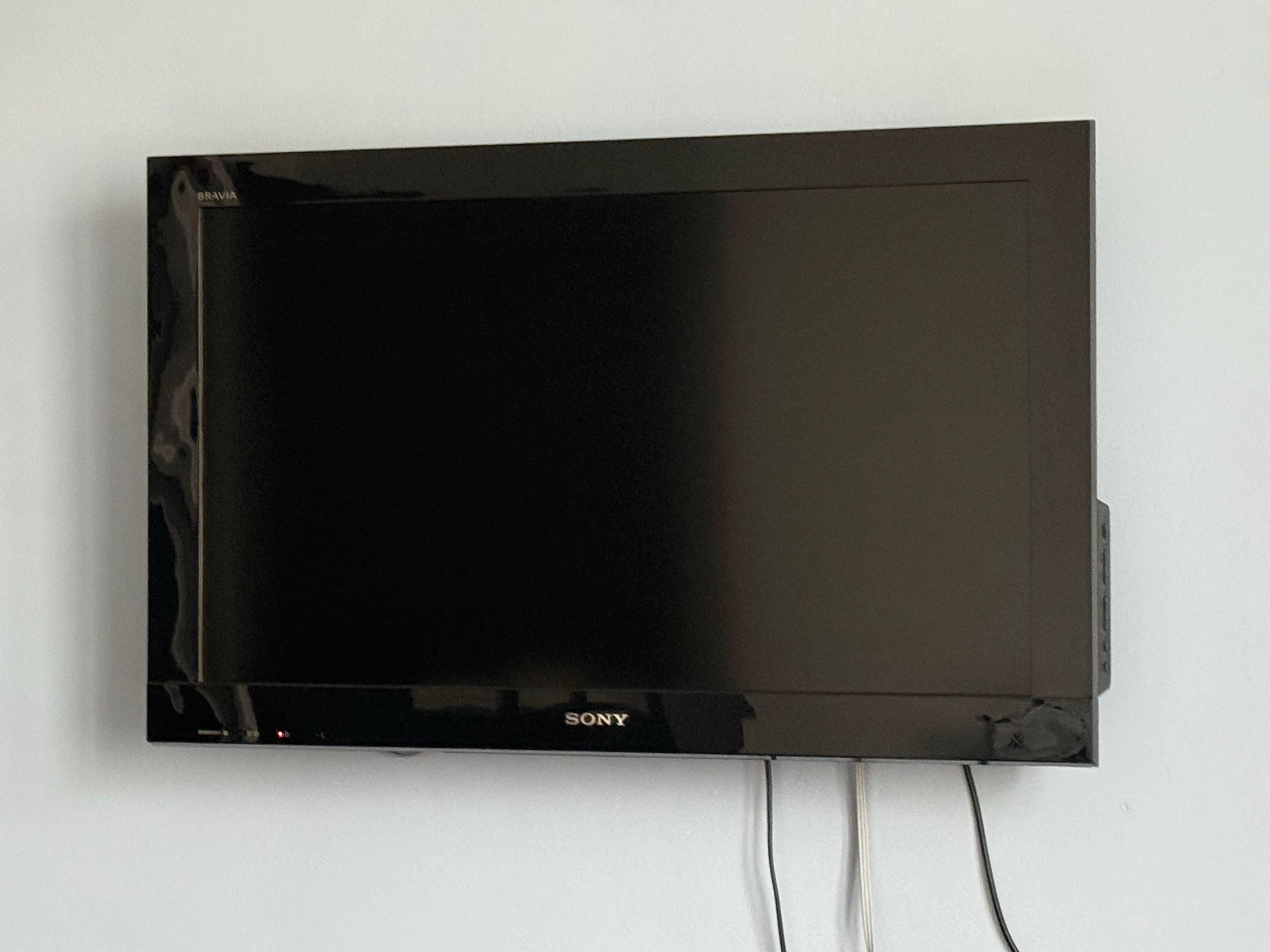 Vends TV Sony avec accroche murale de 80 cm
