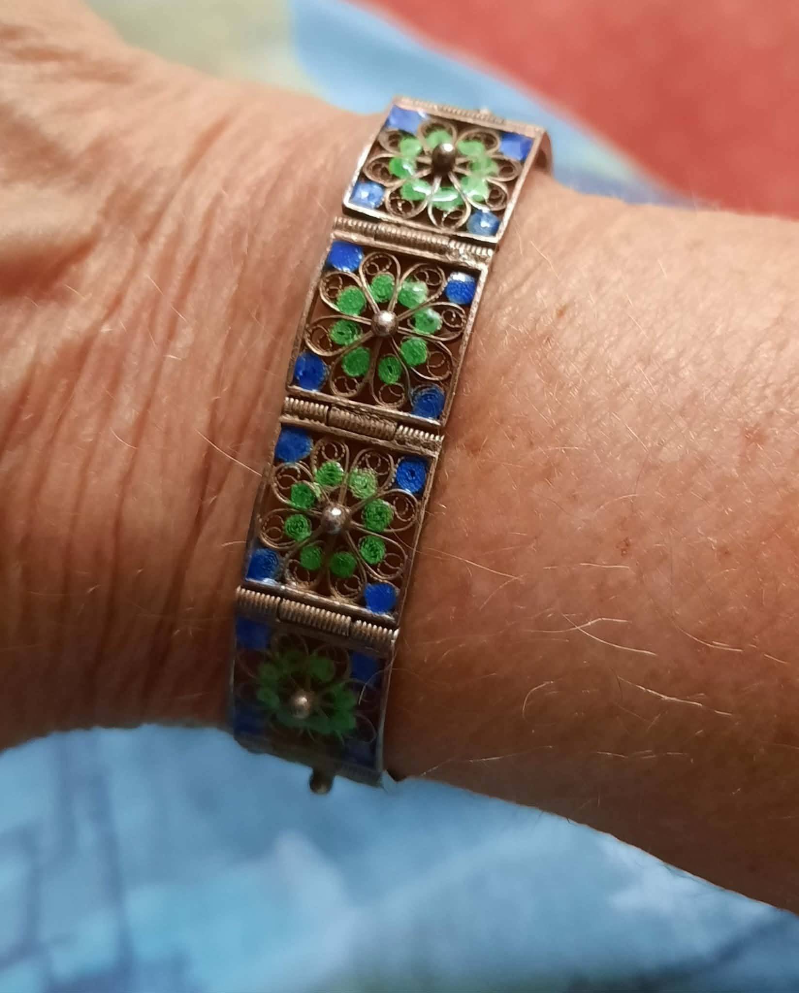 Vends bracelet articulé, argent doré, filigrane et émaux, vert et bleu vif
