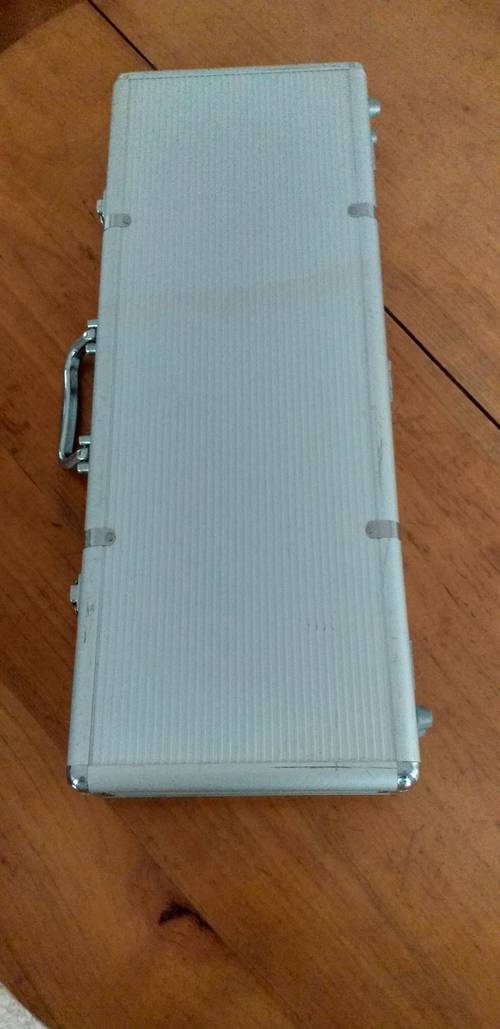 Vends malette métallique vide pour jetons de poker