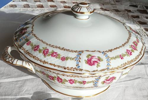 Soupière, légumier sur pied, porcelaine de Limoges, L BERNARDAUD & Cie