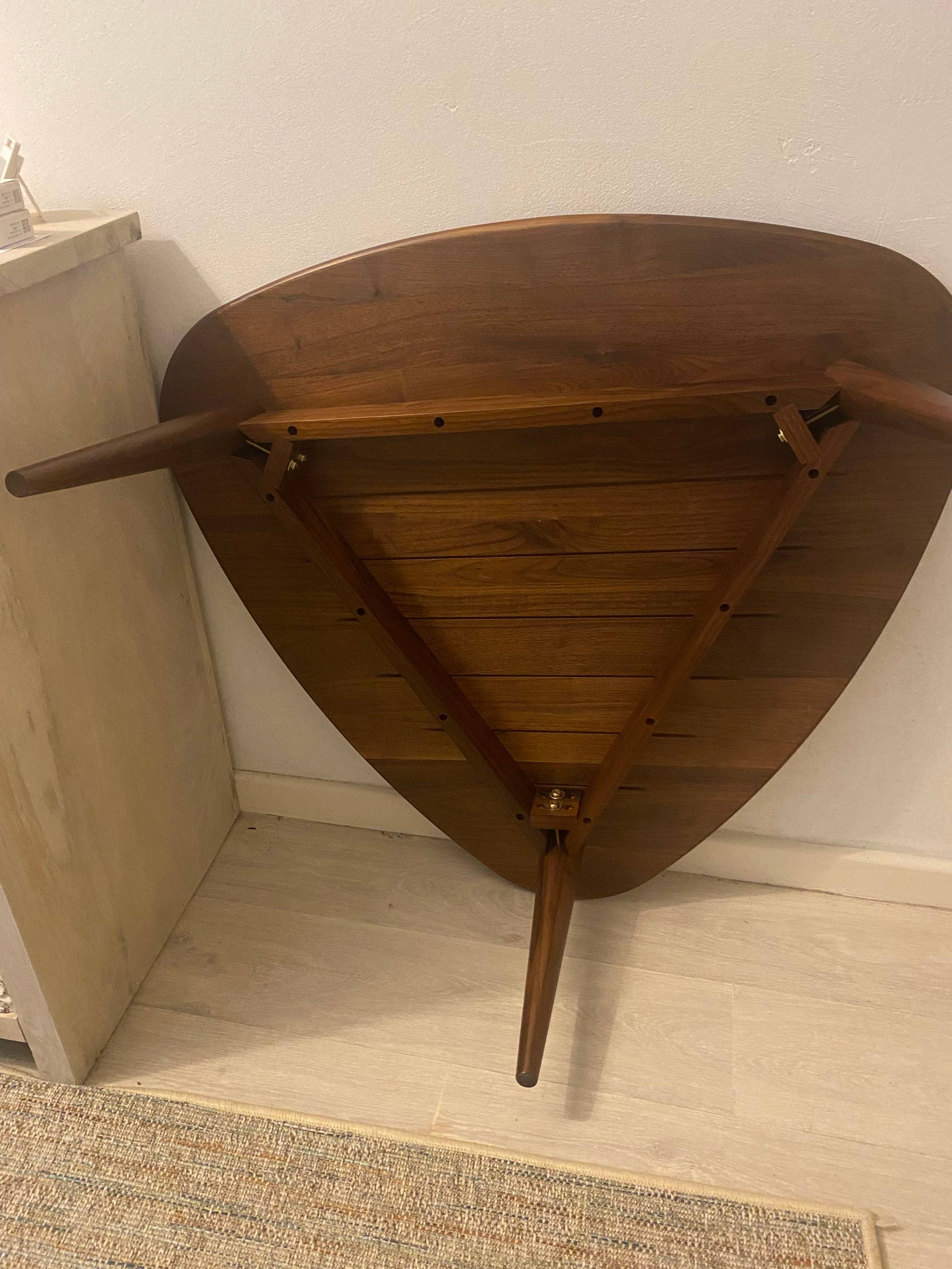 Vends jolie table basse triangulaire  AM.PM  en noyer