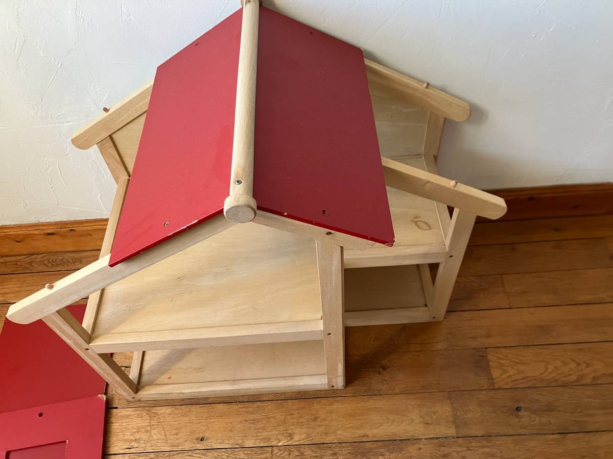 Maison de poupée en bois marque Pintoy