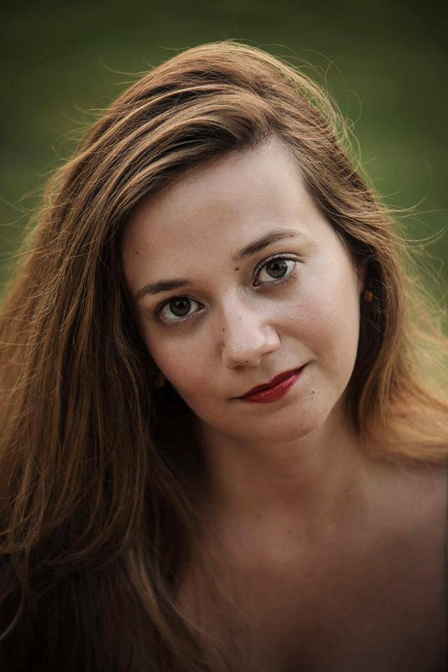 Propose cours de chant, piano et composition par cantatrice et compositrice avec expérience universitaire