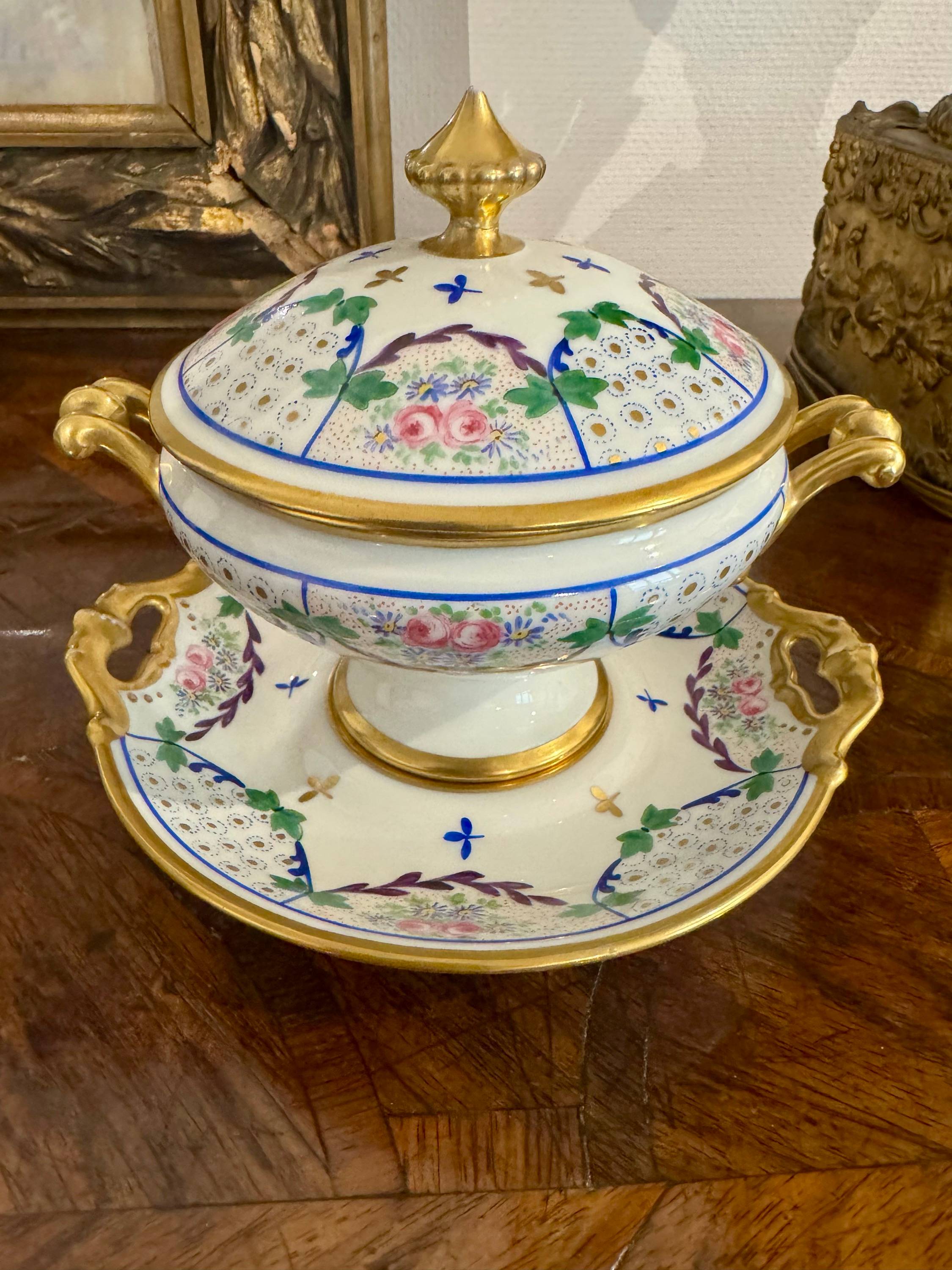 Bouillon ancien en porcelaine 