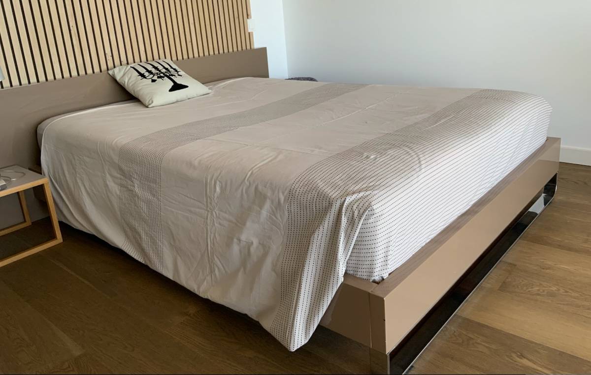 Vends lit moderne BO Concept de couleur beige laqué - 140 par 190
