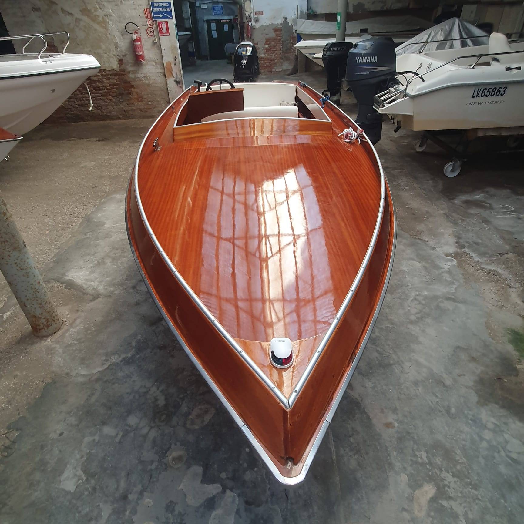 Vends bateau bois 1990 chantier italien, équipé d'un moteur neuf 40 CV
