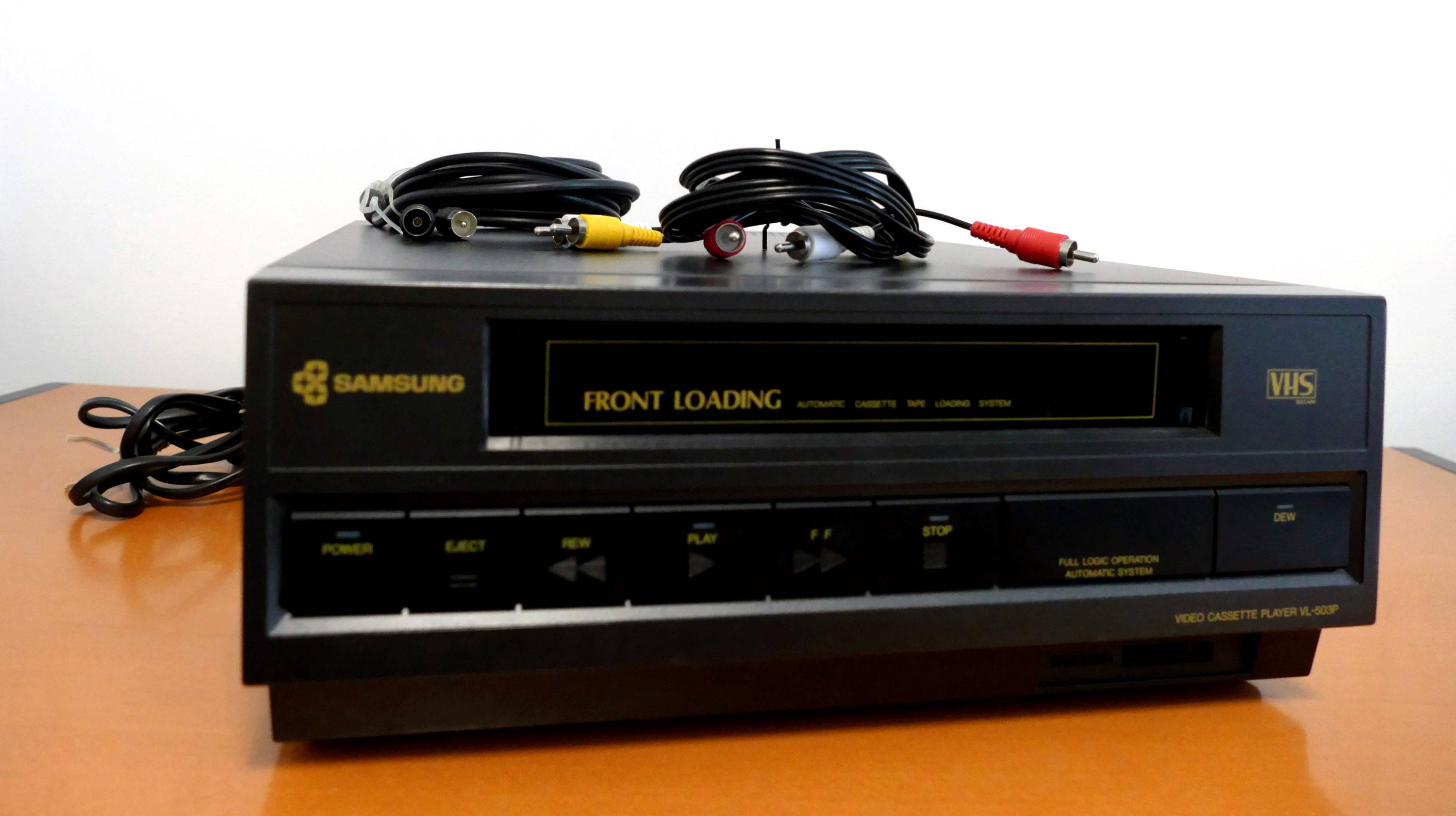 Ensemble composé d’un meuble, cassettes vidéo VHS et lecteur vidéo Samsung