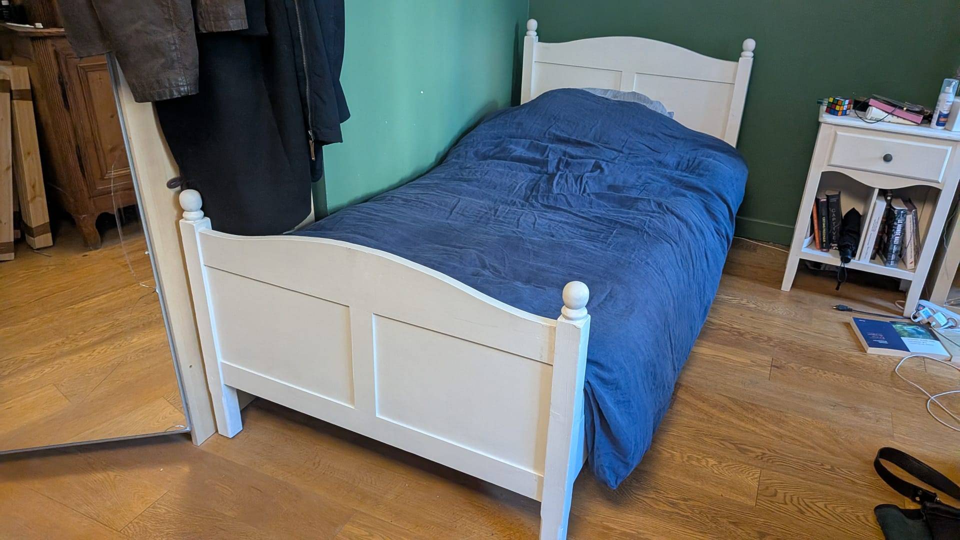 Vends lit en bois 90 x 200 cm + matelas + sommier à lattes reproduction Flamant