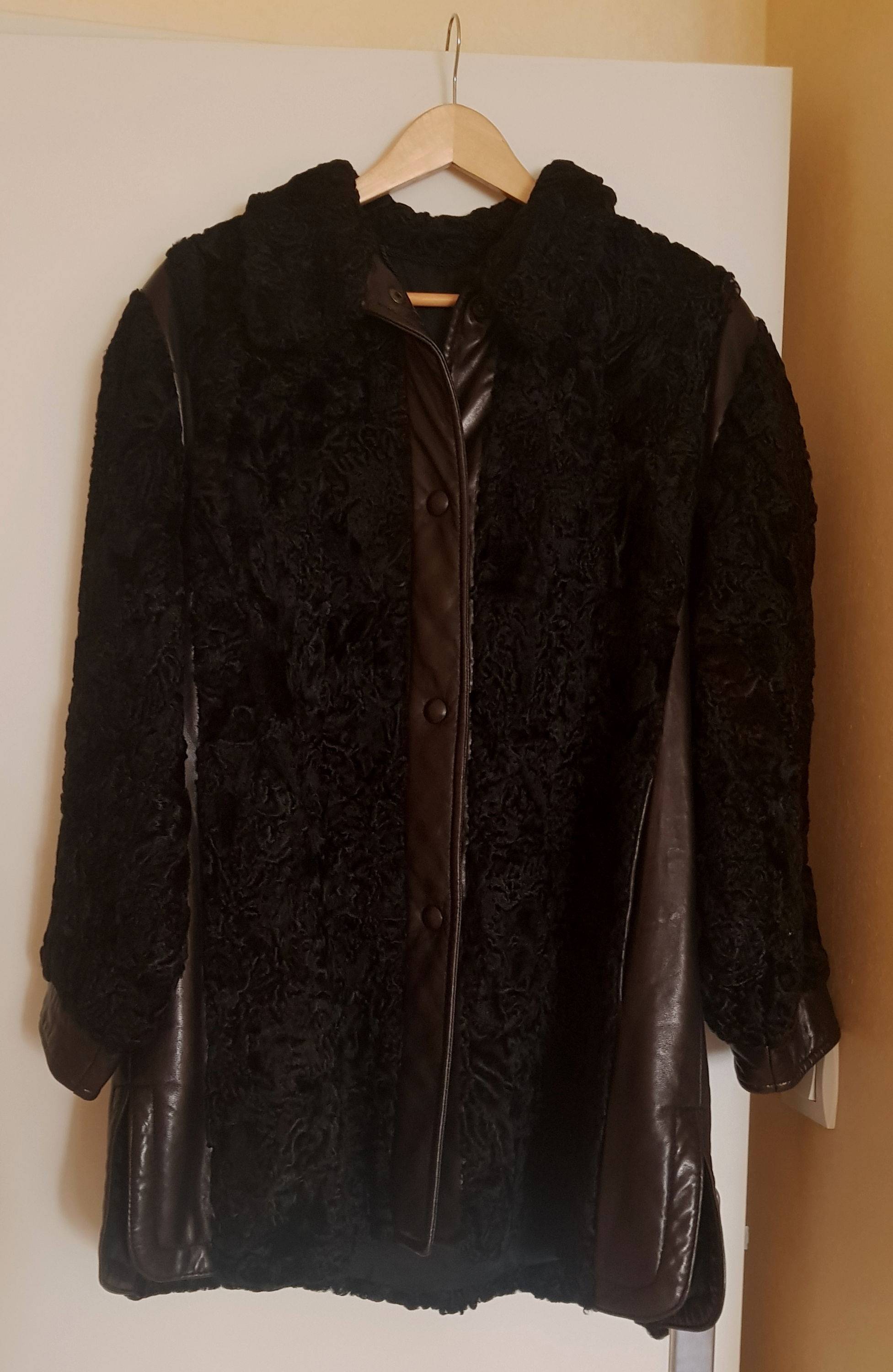 Veste astrakan et cuir, en très bon état, taille 42