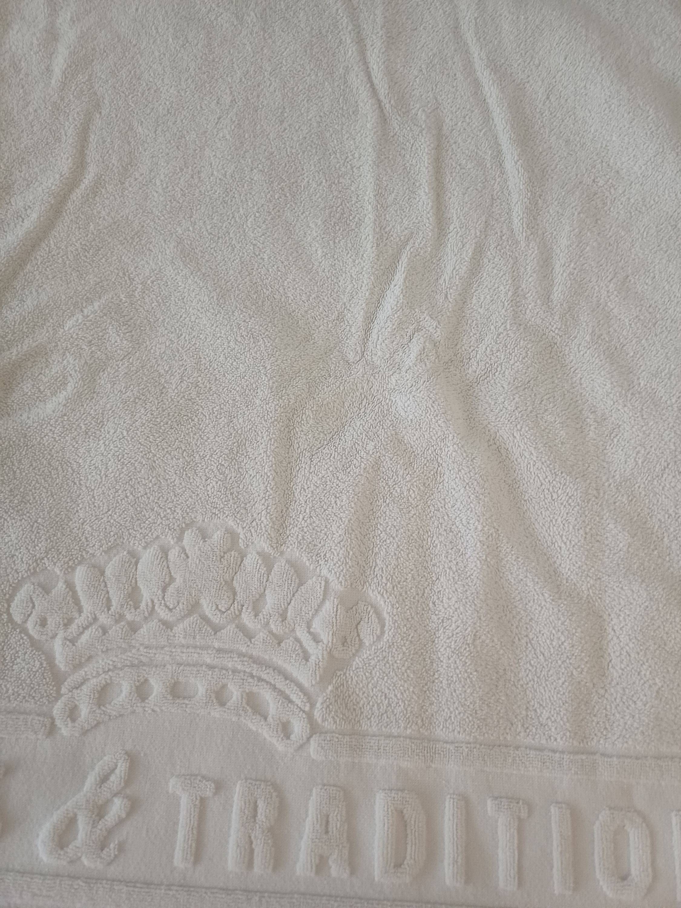 Vends serviette de bain et tapis de salle de bain